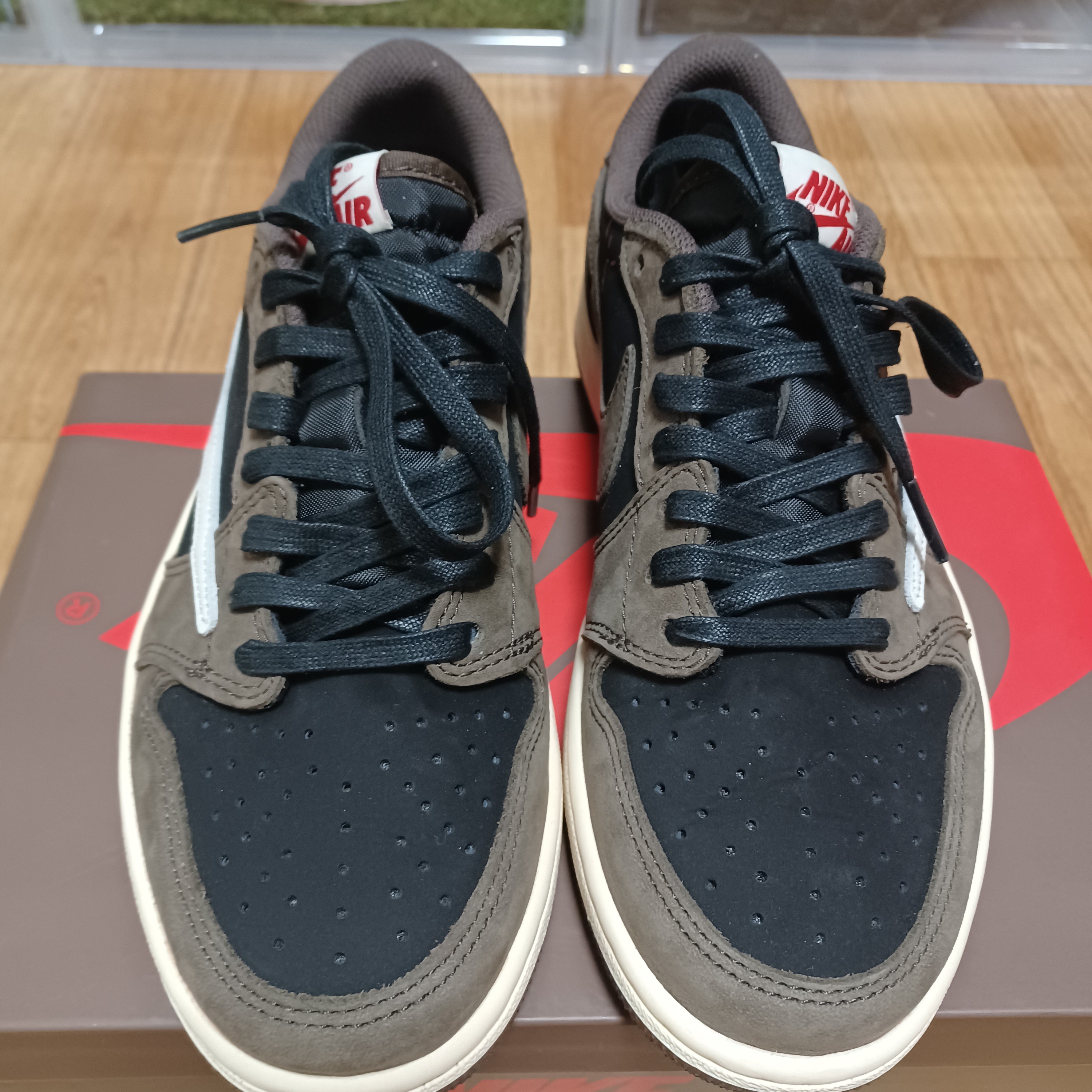 Jordan 1 x Travis Scott Retro Low OG SP Mocha 착용 스타일 - 1