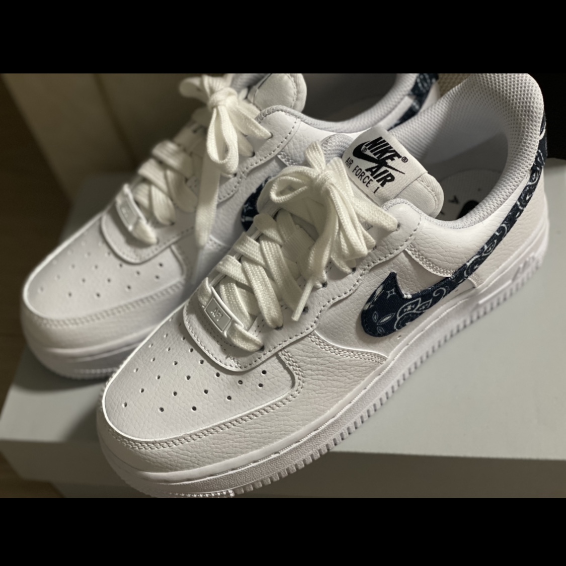 (W) Nike Air Force 1 '07 Essential Paisley Swoosh White Black 착용 스타일