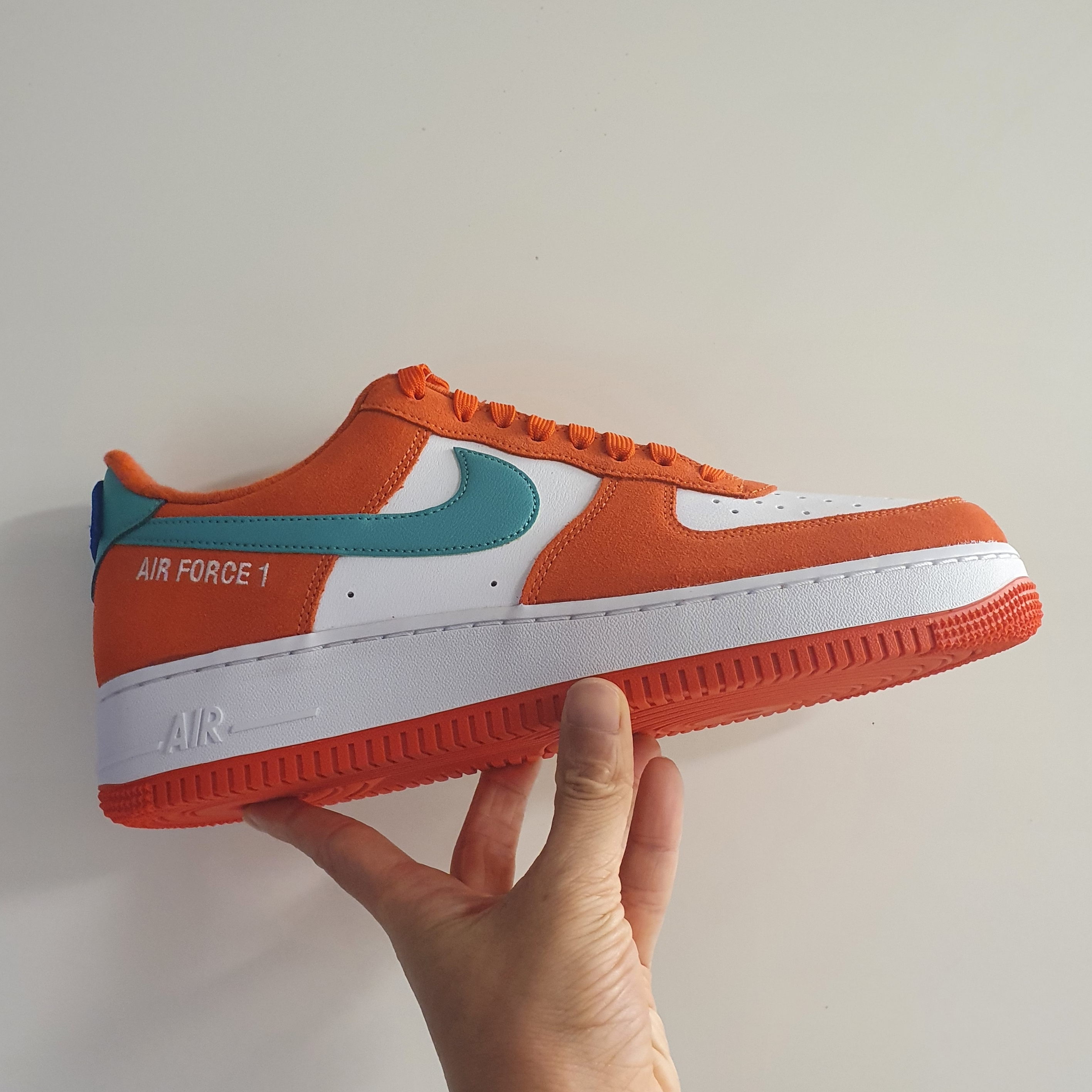 Nike Air Force 1 '07 LV8 Athletic Club Black Dark Sulfur, Nike Air Force 1 '07 LV8 Athletic Club Rush Orange Washed Teal 착용 스타일 - 2
