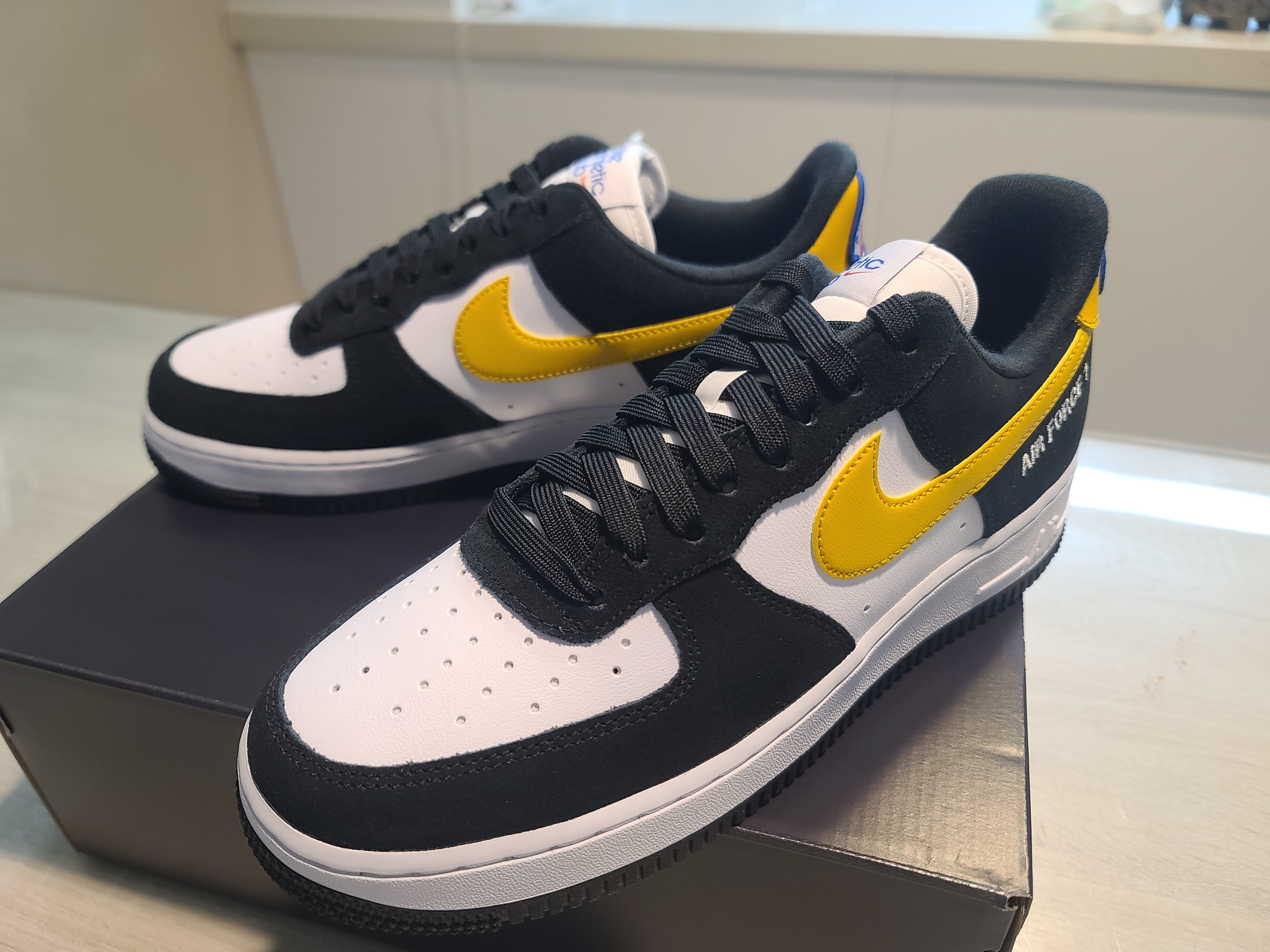 Nike Air Force 1 '07 LV8 Athletic Club Black Dark Sulfur 착용 스타일 - 2