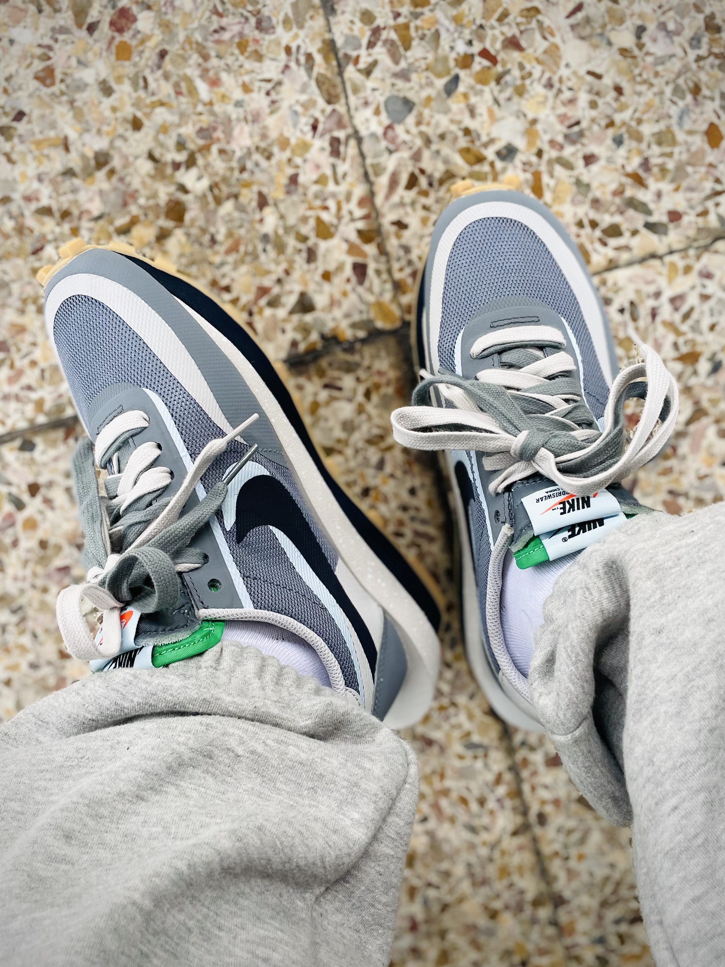 Nike x Sacai x Clot LDWaffle Cool Grey, IAB Studio Crewneck Sky Blue 착용 스타일 - 2