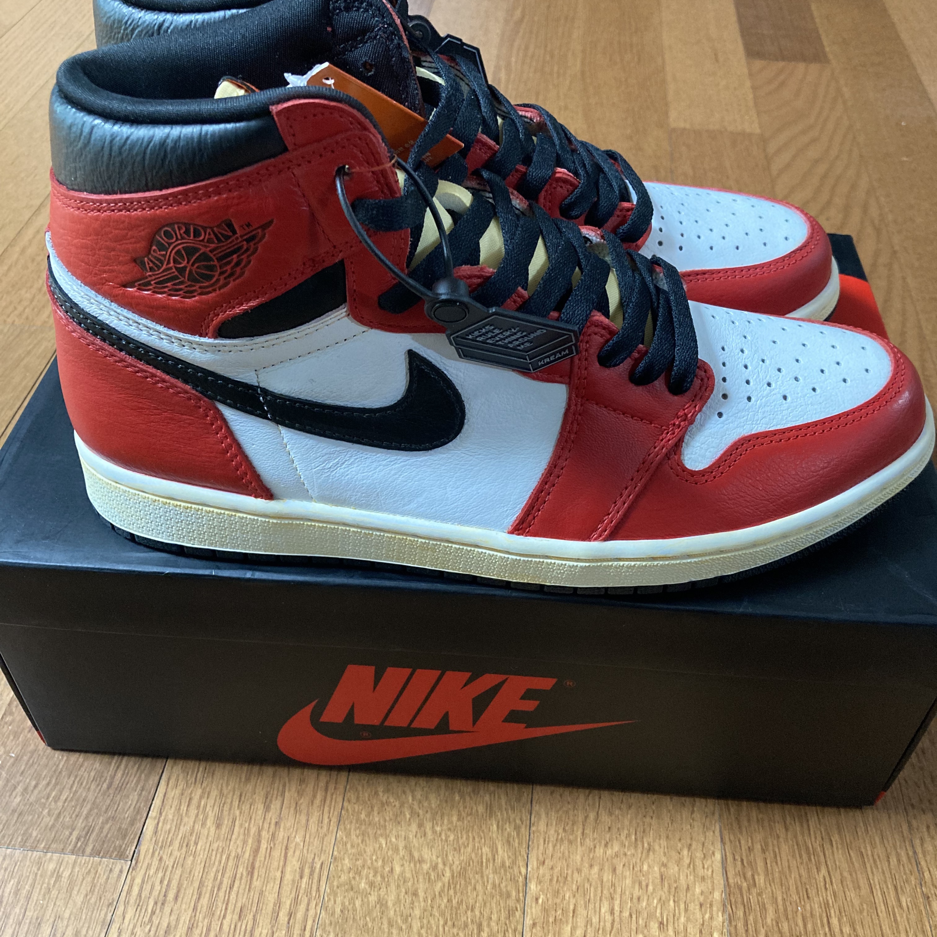 Jordan 1 Retro High OG Light Fusion Red 착용 스타일 - 2