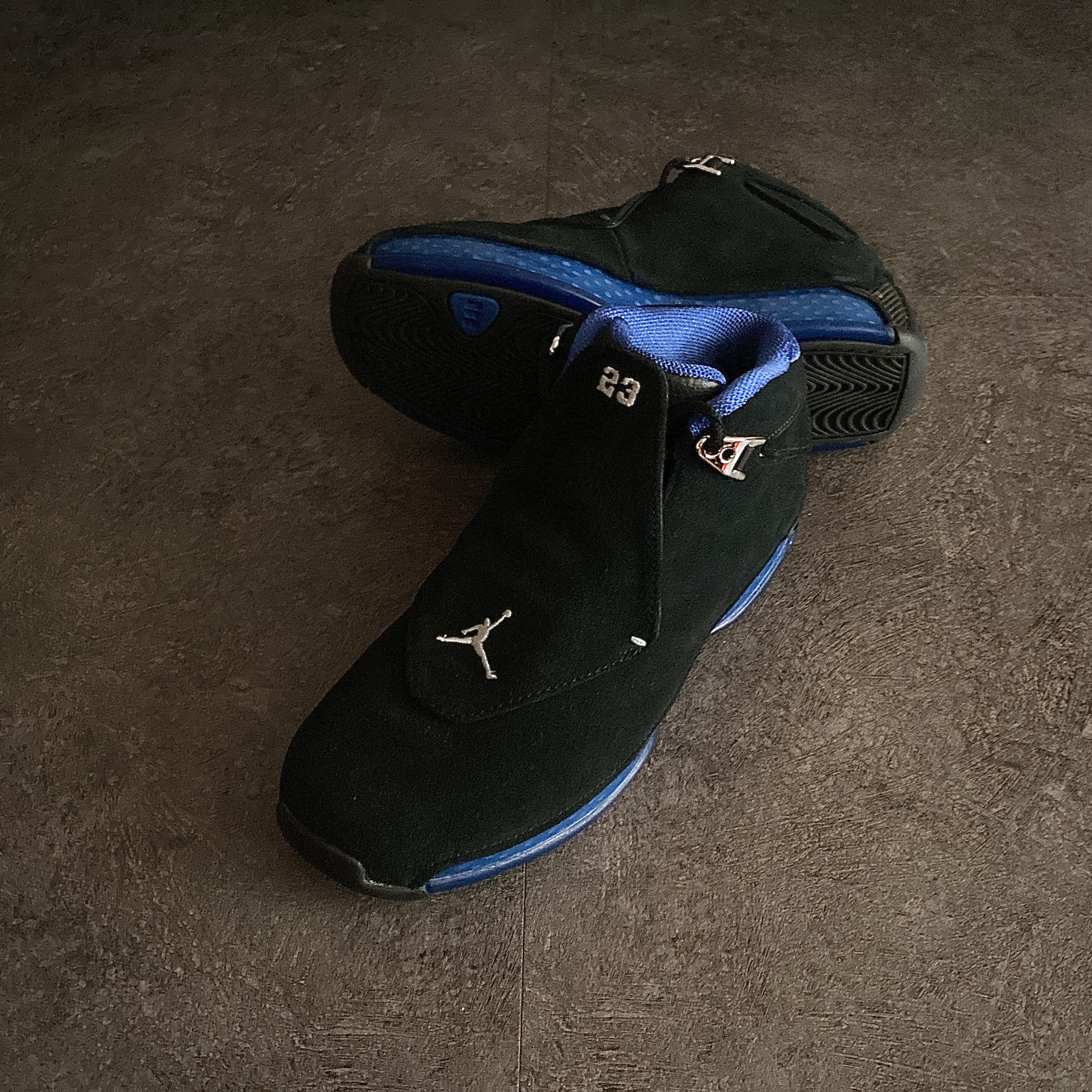 Jordan 18 Retro Black Sport Royal 착용 스타일 - 1