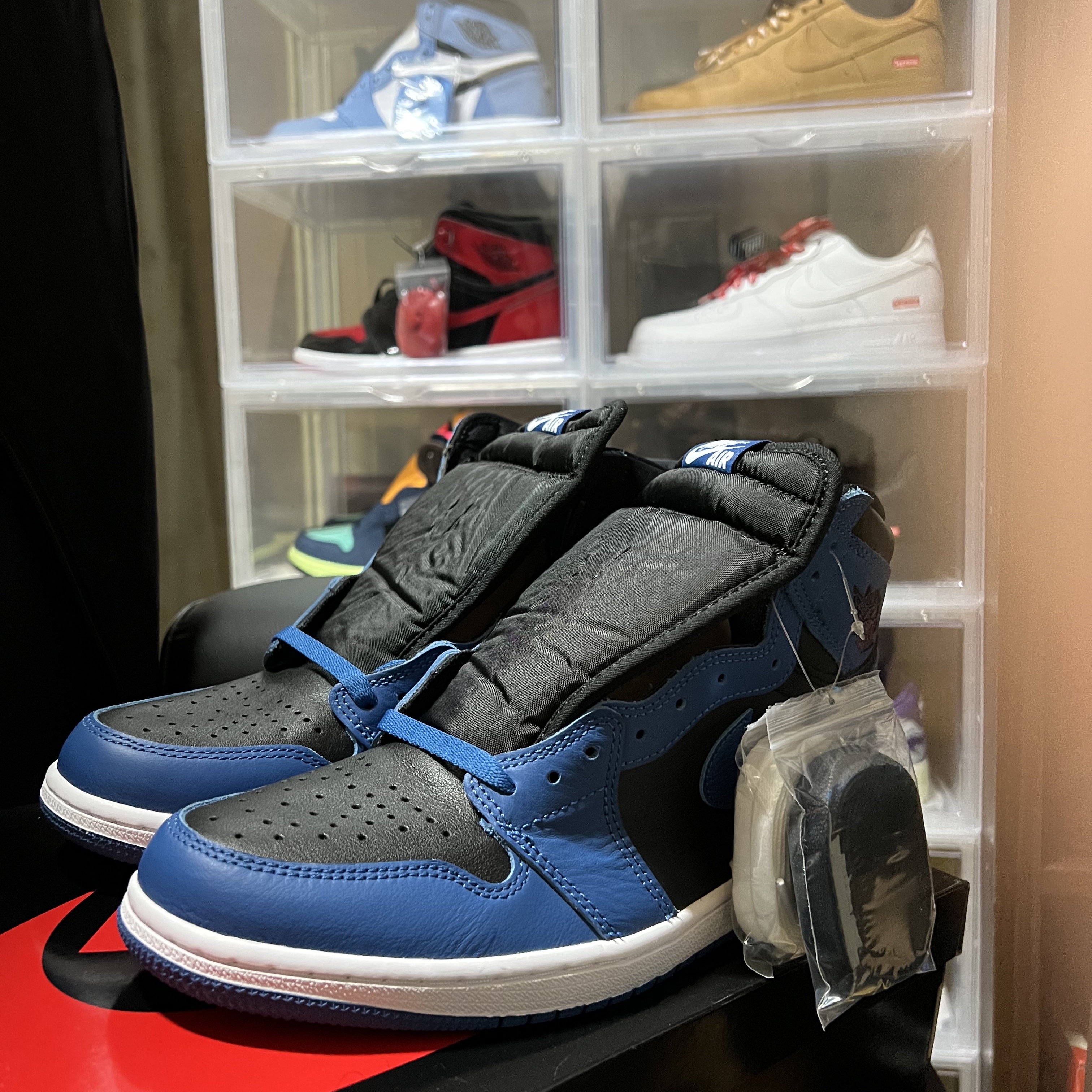 Jordan 1 Retro High OG Dark Marina Blue 착용 스타일 - 1