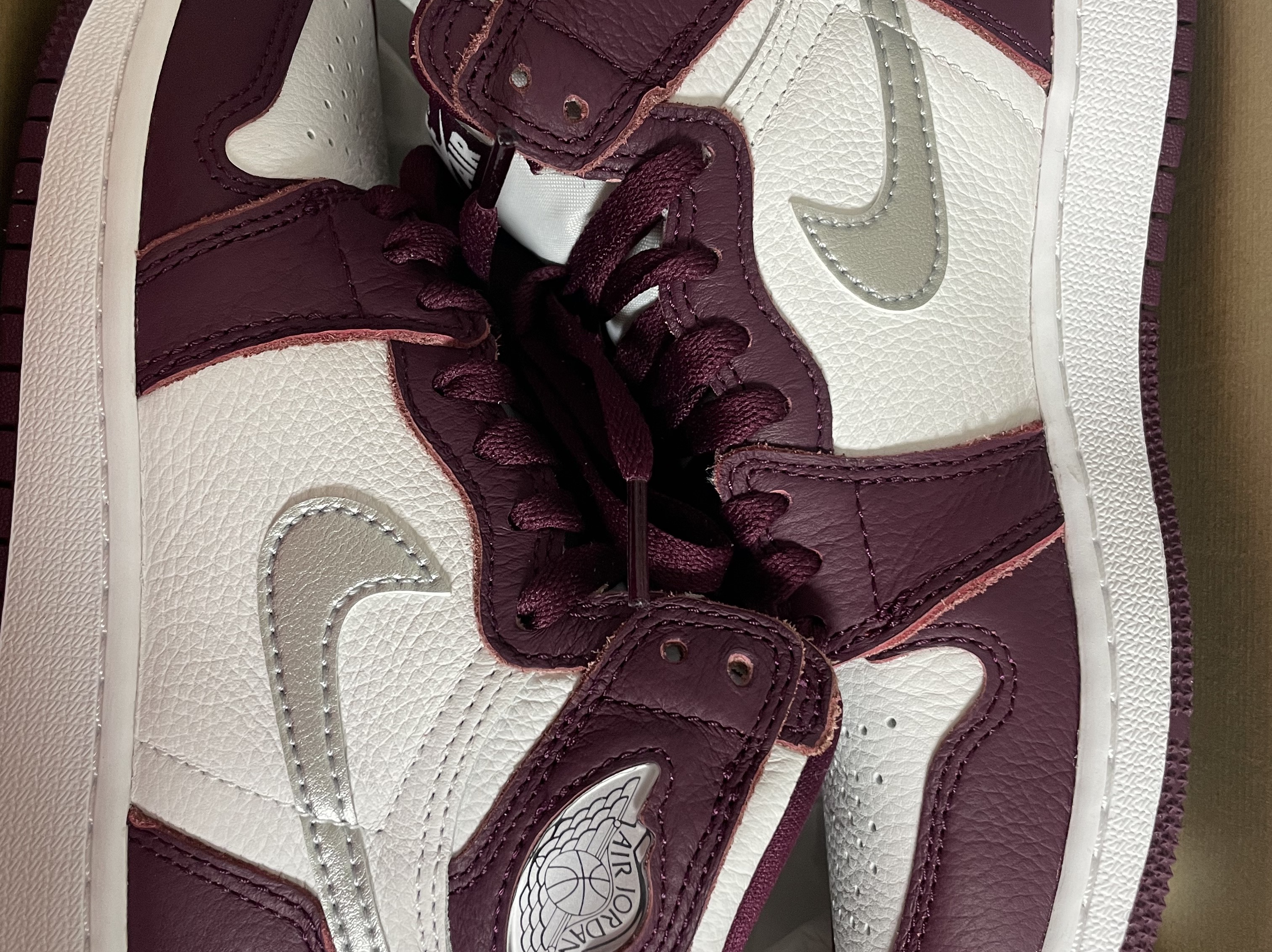 Jordan 1 Retro High OG Bordeaux, (GS) Jordan 1 Retro High OG Bordeaux 착용 스타일 - 2