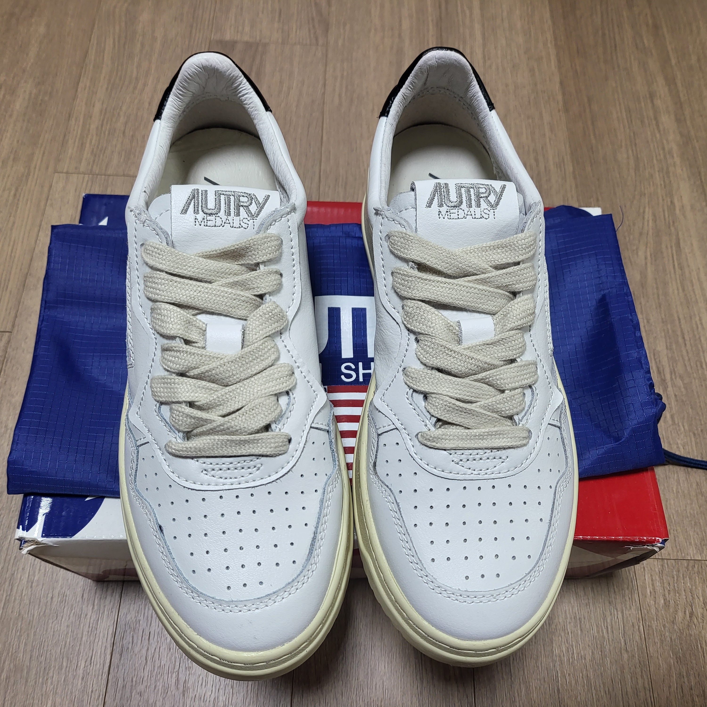 (W) Autry Medalist Low Leather Sneakers White Black, Autry Medalist Low Leather Sneakers White Black 착용 스타일 - 1