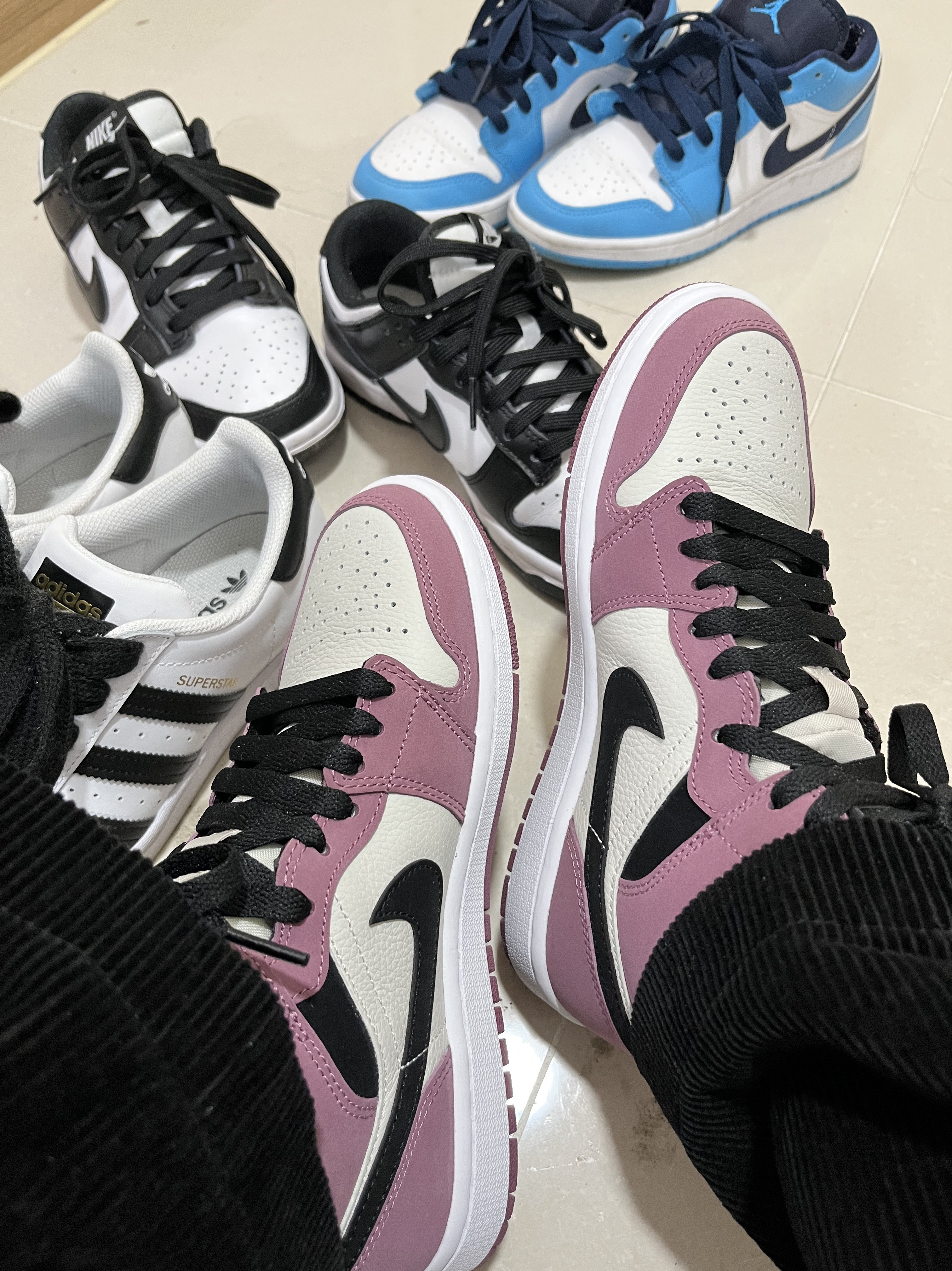 (W) Jordan 1 Mid SE Light Mulberry, (W) Nike Dunk Low Black 착용 스타일