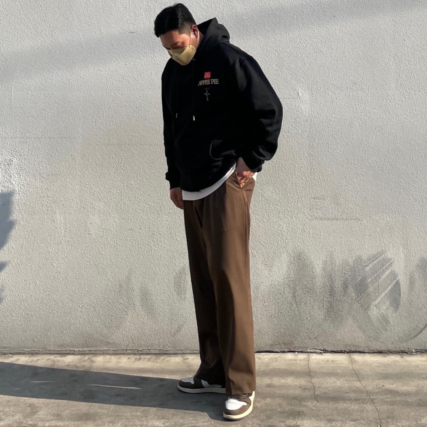 Jordan 1 x Travis Scott Retro High OG SP Mocha 착용 스타일 - 1