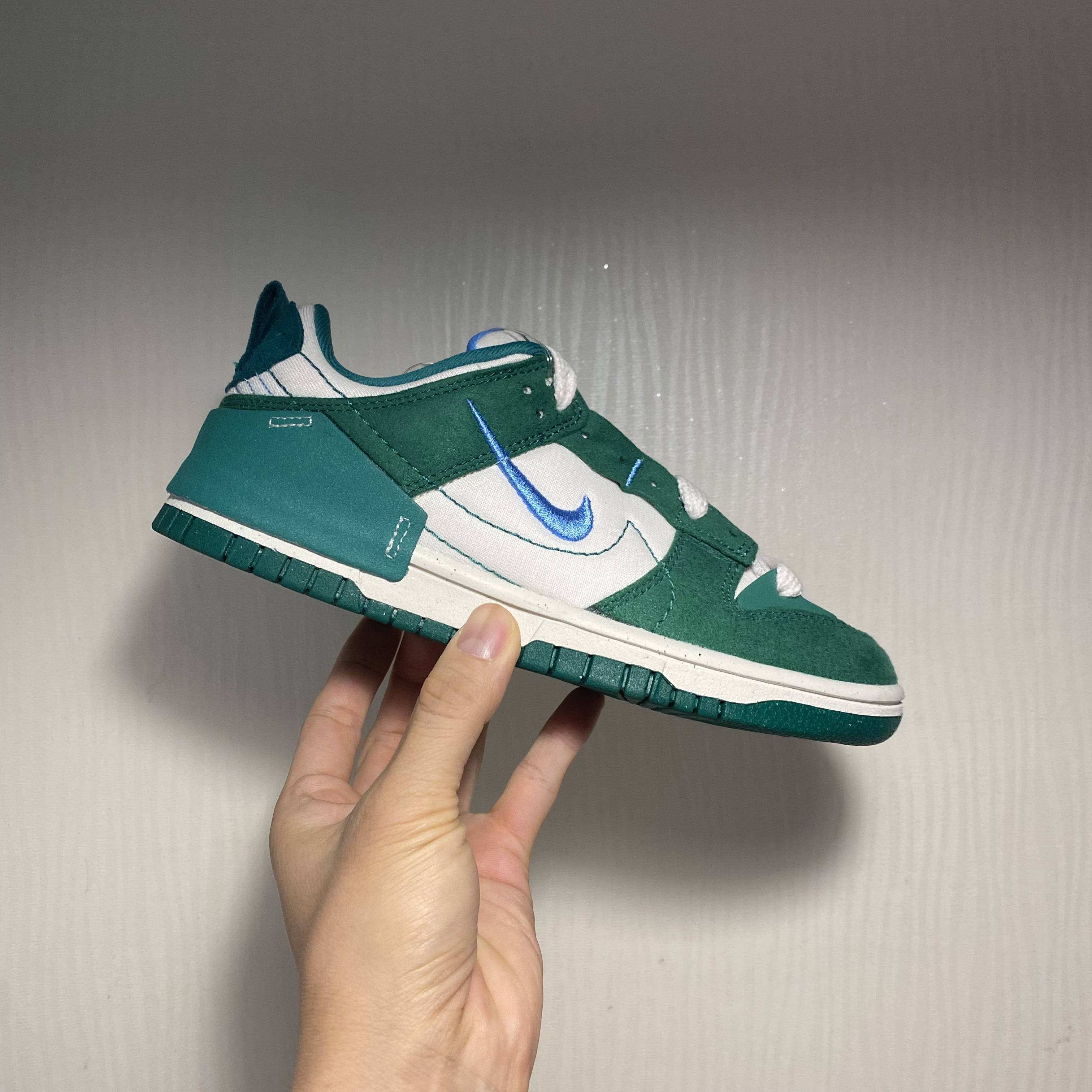 (W) Nike Dunk Low Disrupt 2 Phantom University Blue, Casetify x Ader Error AirPods Case 착용 스타일 - 5