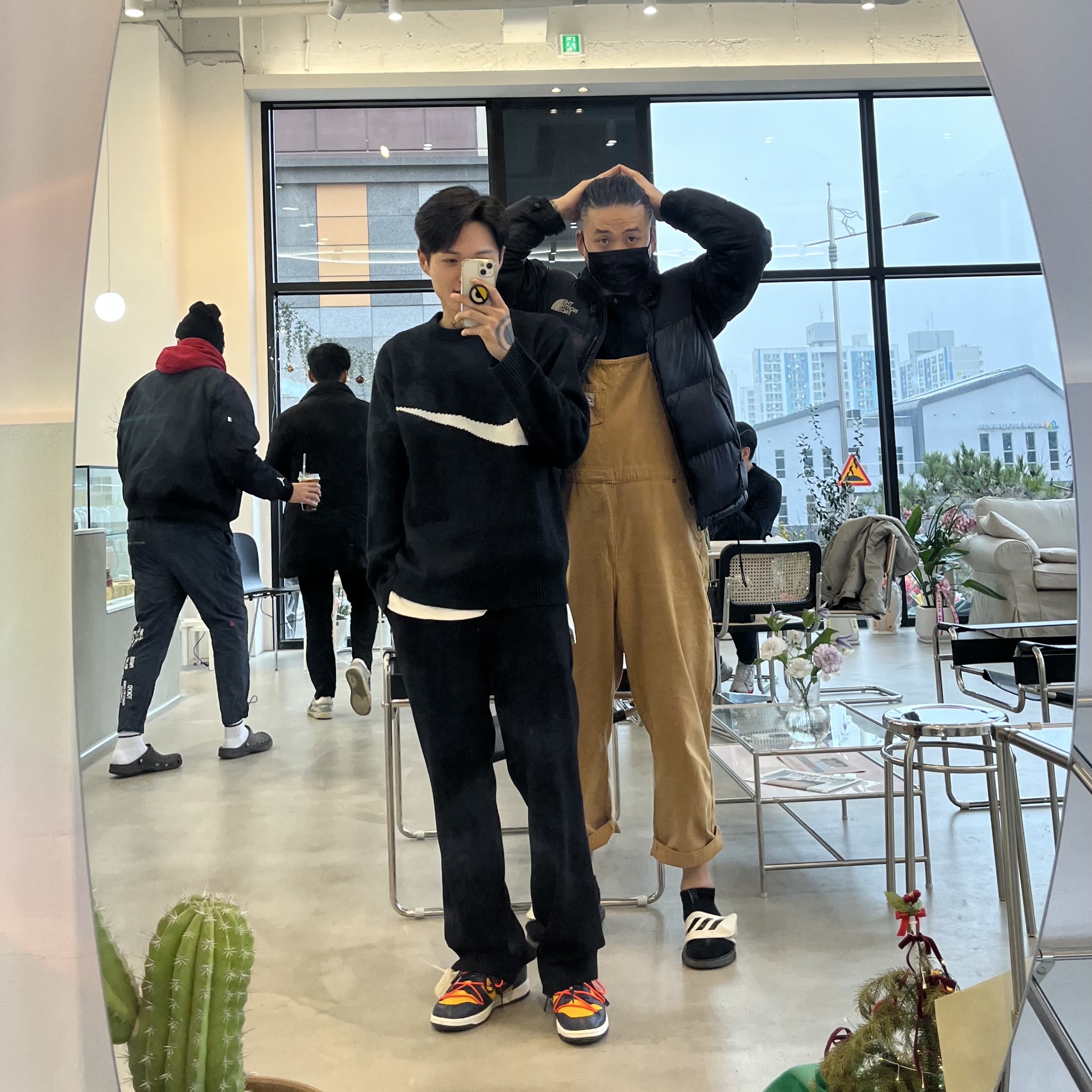 Supreme x Nike Swoosh Sweater Black - 19SS, Nike x Off-White Dunk Low University Gold Midnight Navy 착용 스타일