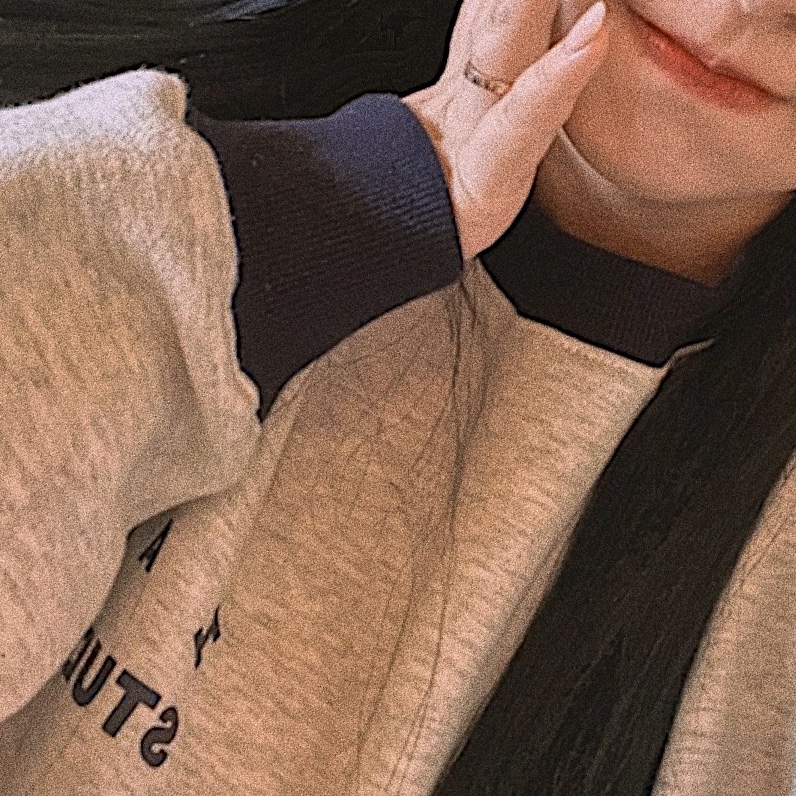 IAB Studio Sweatshirt Oatmeal Navy 착용 스타일