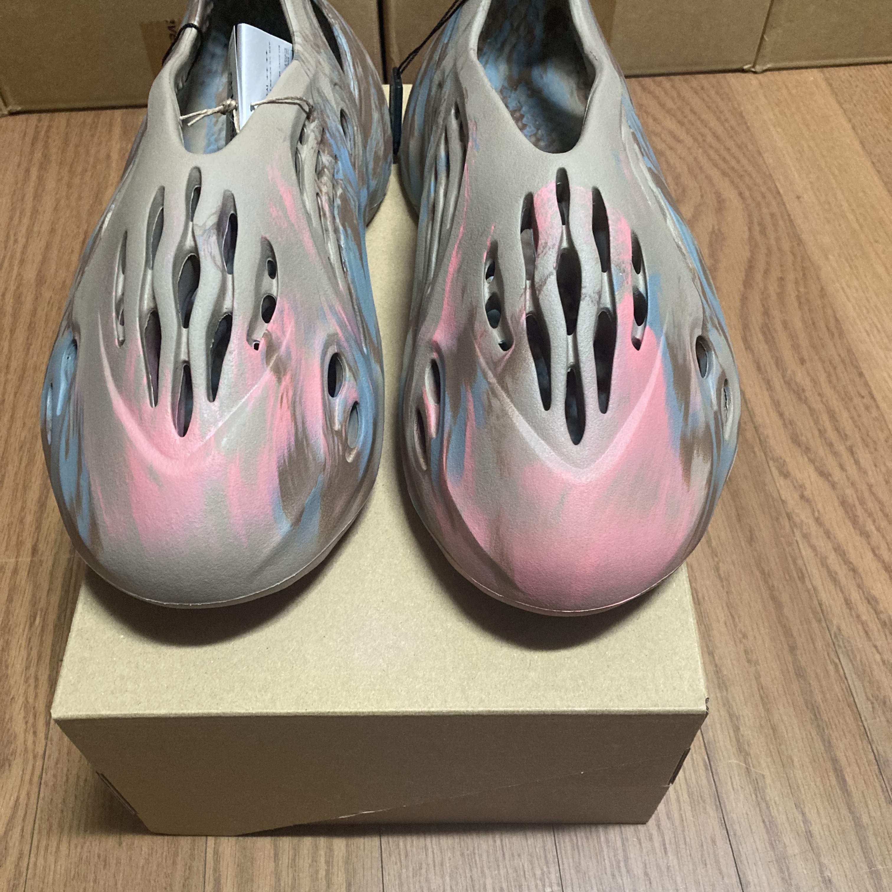 Adidas Yeezy Foam RNNR MX Sand Grey 착용 스타일 - 2
