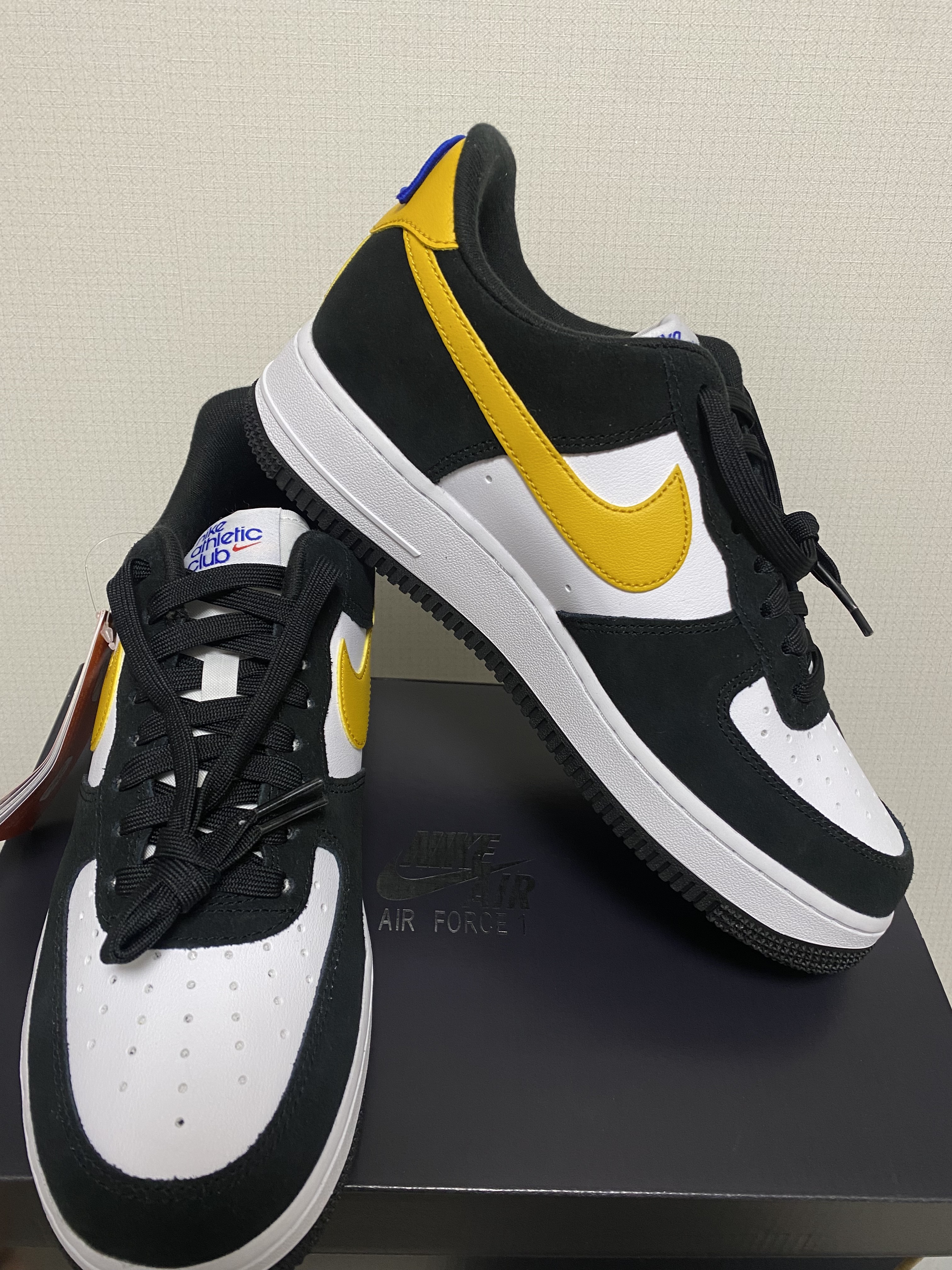 Nike Air Force 1 '07 LV8 Athletic Club Black Dark Sulfur 착용 스타일 - 1