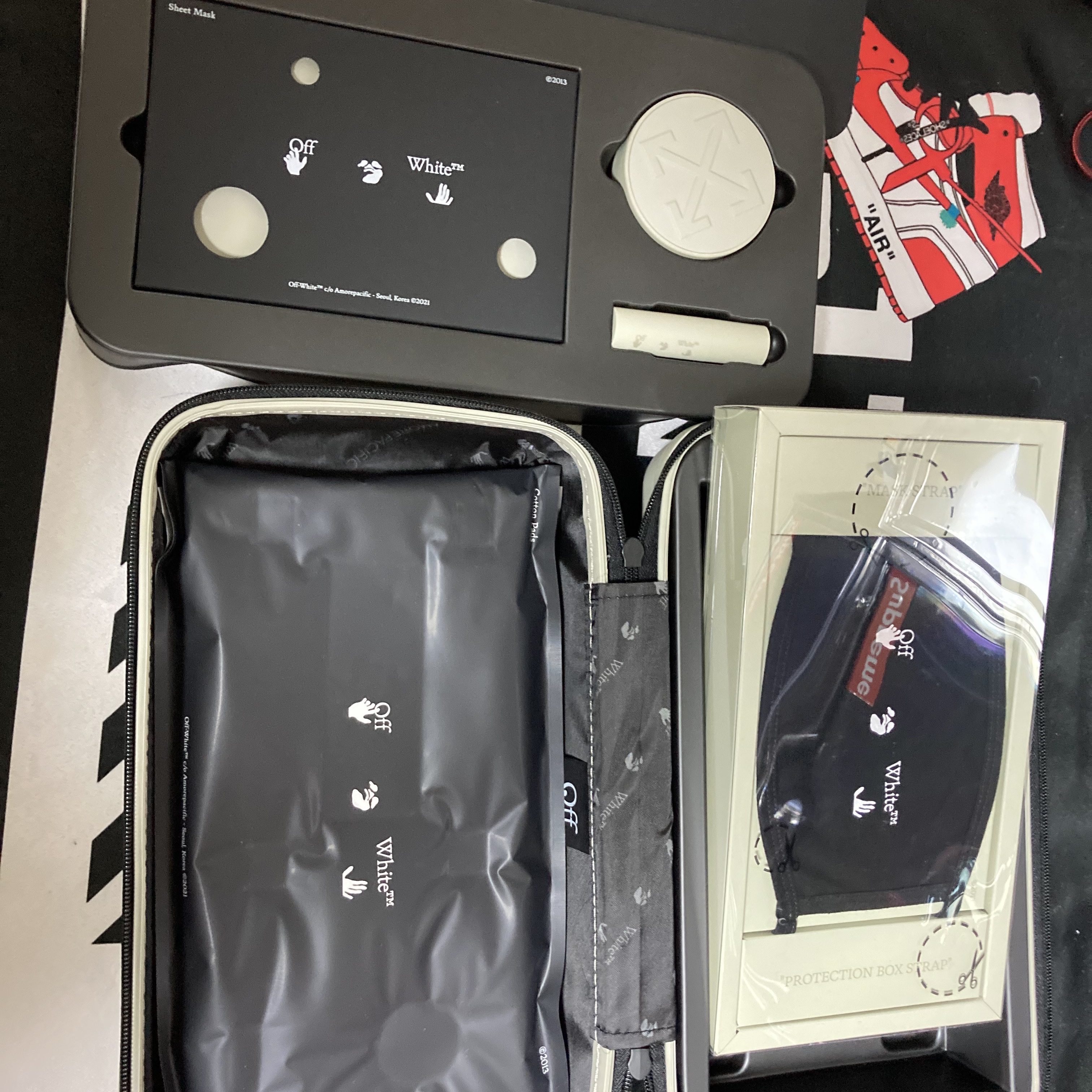 Off-White x Amore Pacific Protection Box (Without Cosmetics) 착용 스타일 - 5