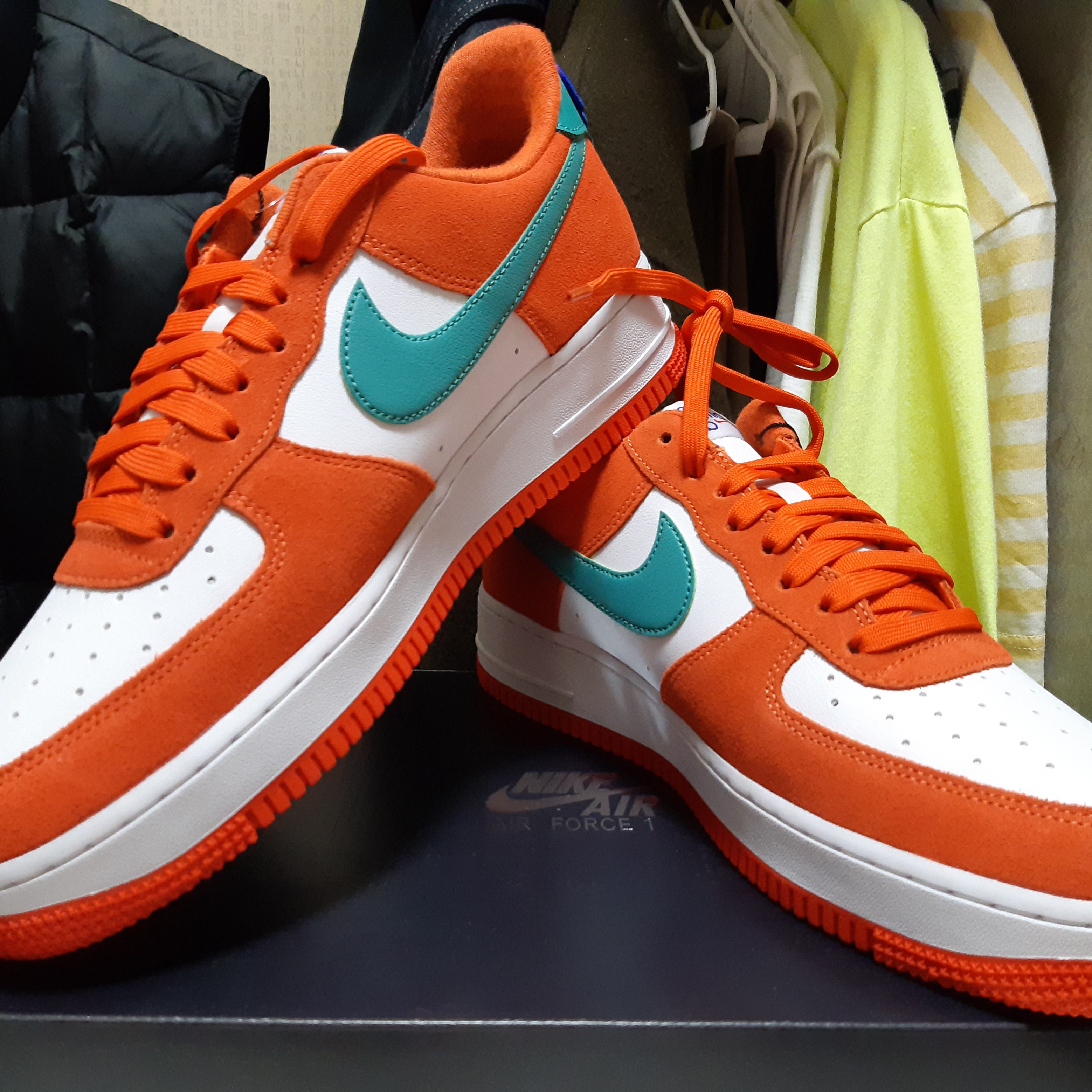 Nike Air Force 1 '07 LV8 Athletic Club Rush Orange Washed Teal 착용 스타일 - 1