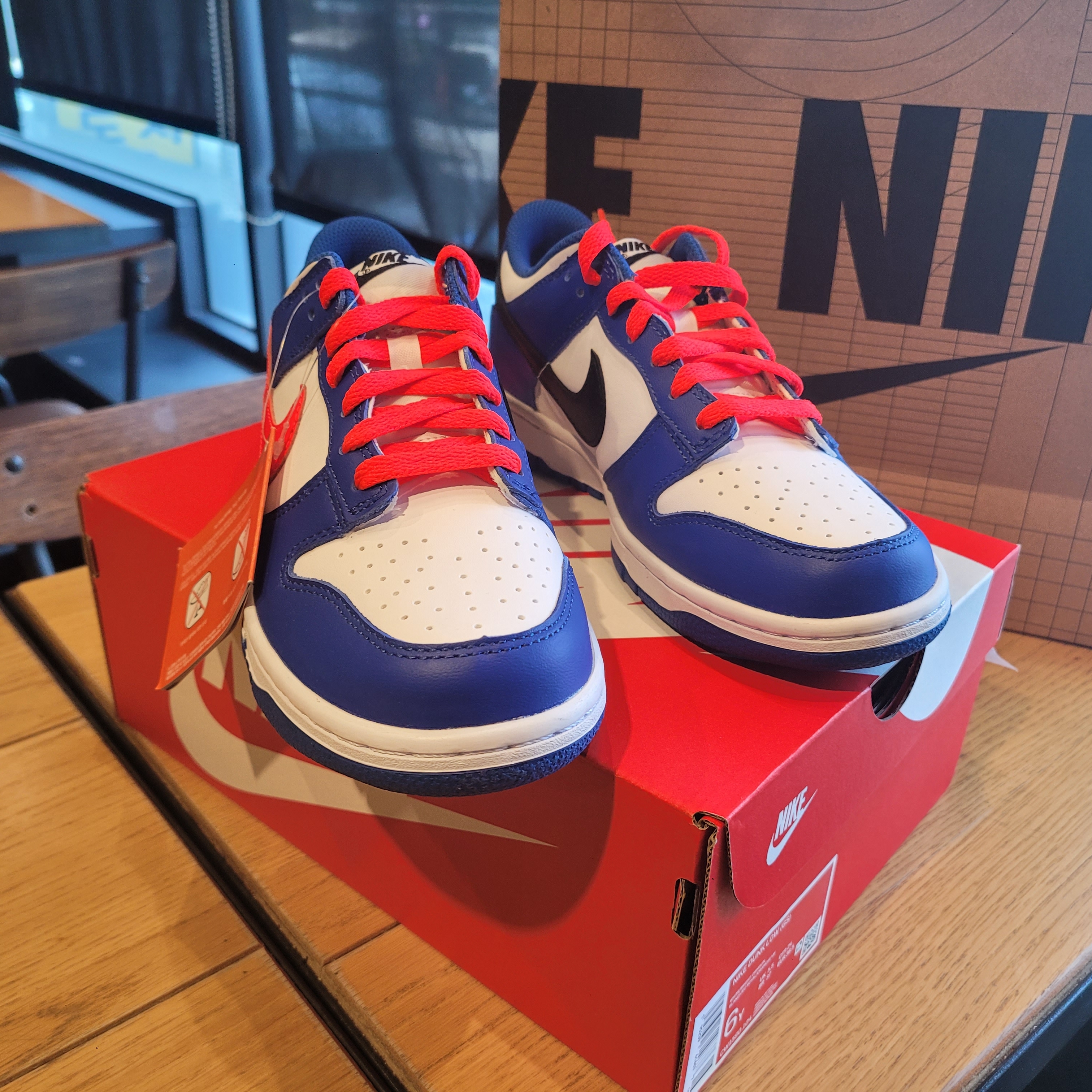 (GS) Nike Dunk Low Bright Crimson Game Royal 착용 스타일 - 1