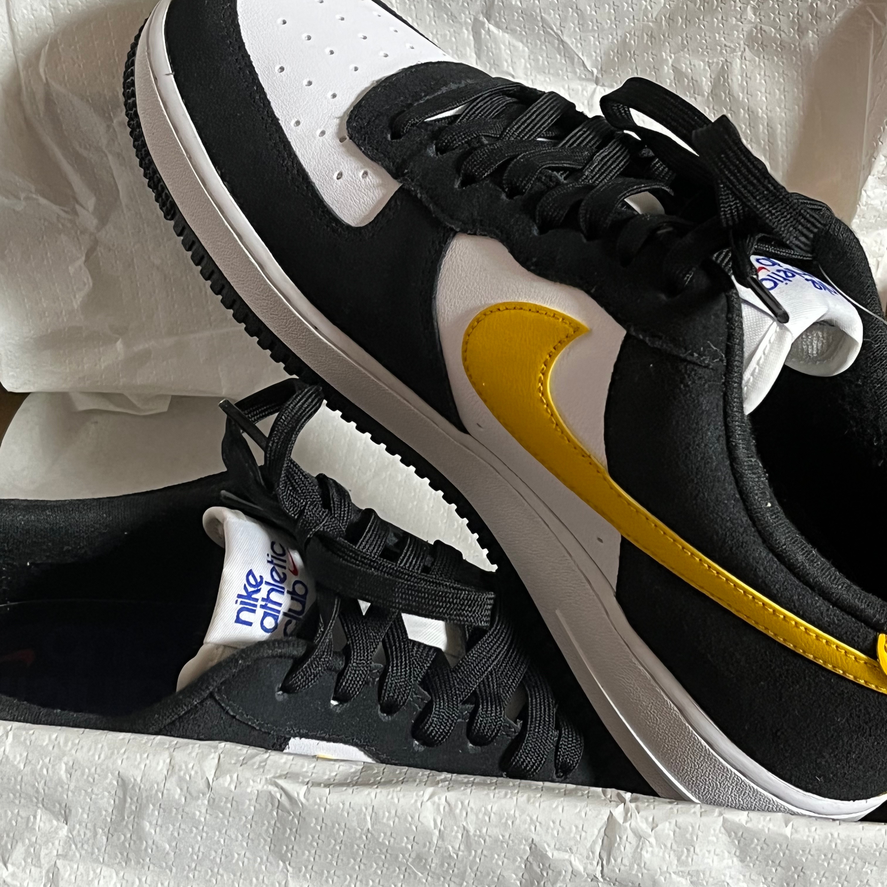 Nike Air Force 1 '07 LV8 Athletic Club Black Dark Sulfur 착용 스타일 - 1