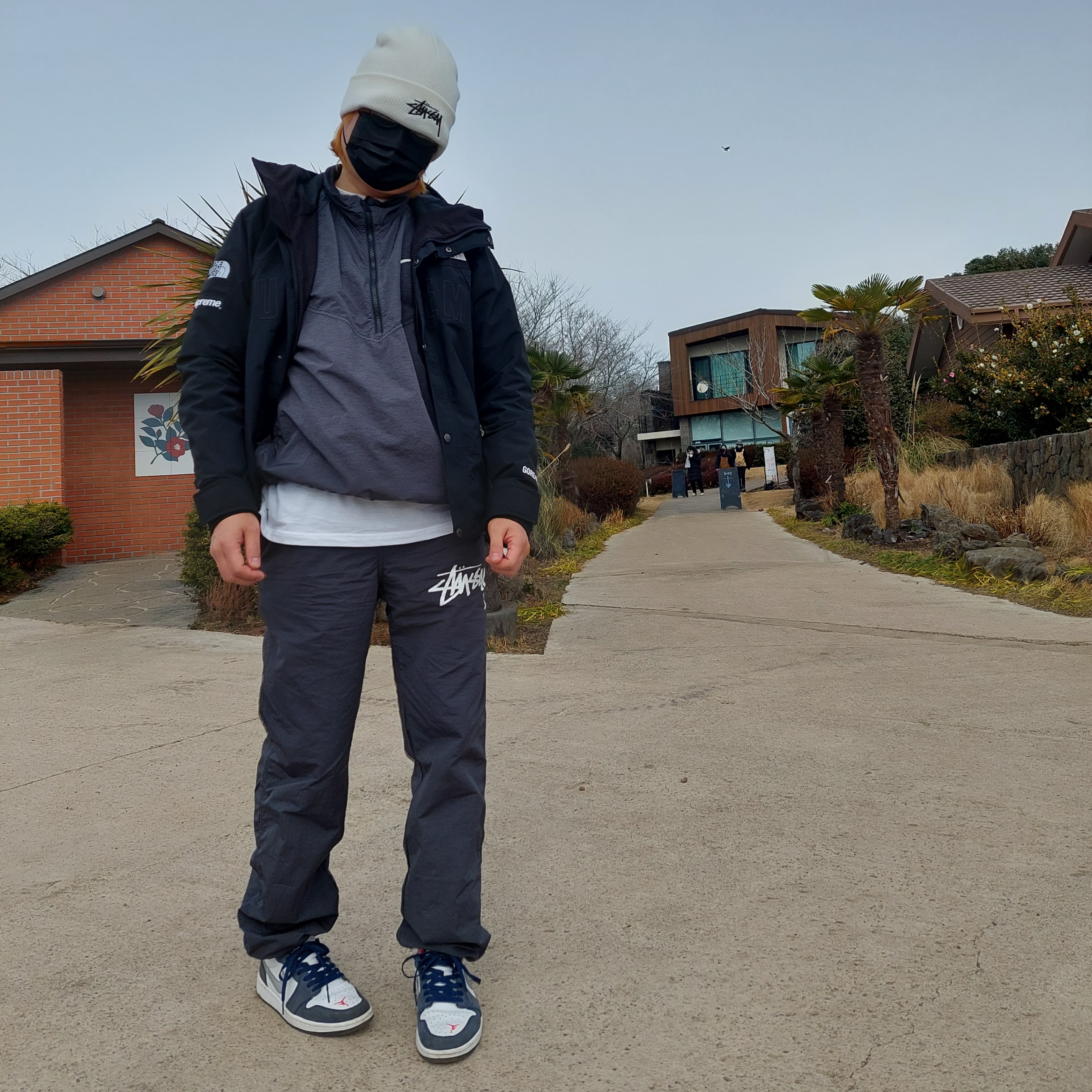 Nike x Stussy Windrunner Jacket Off Noir, Nike x Stussy Beach Pants Off Noir 착용 스타일