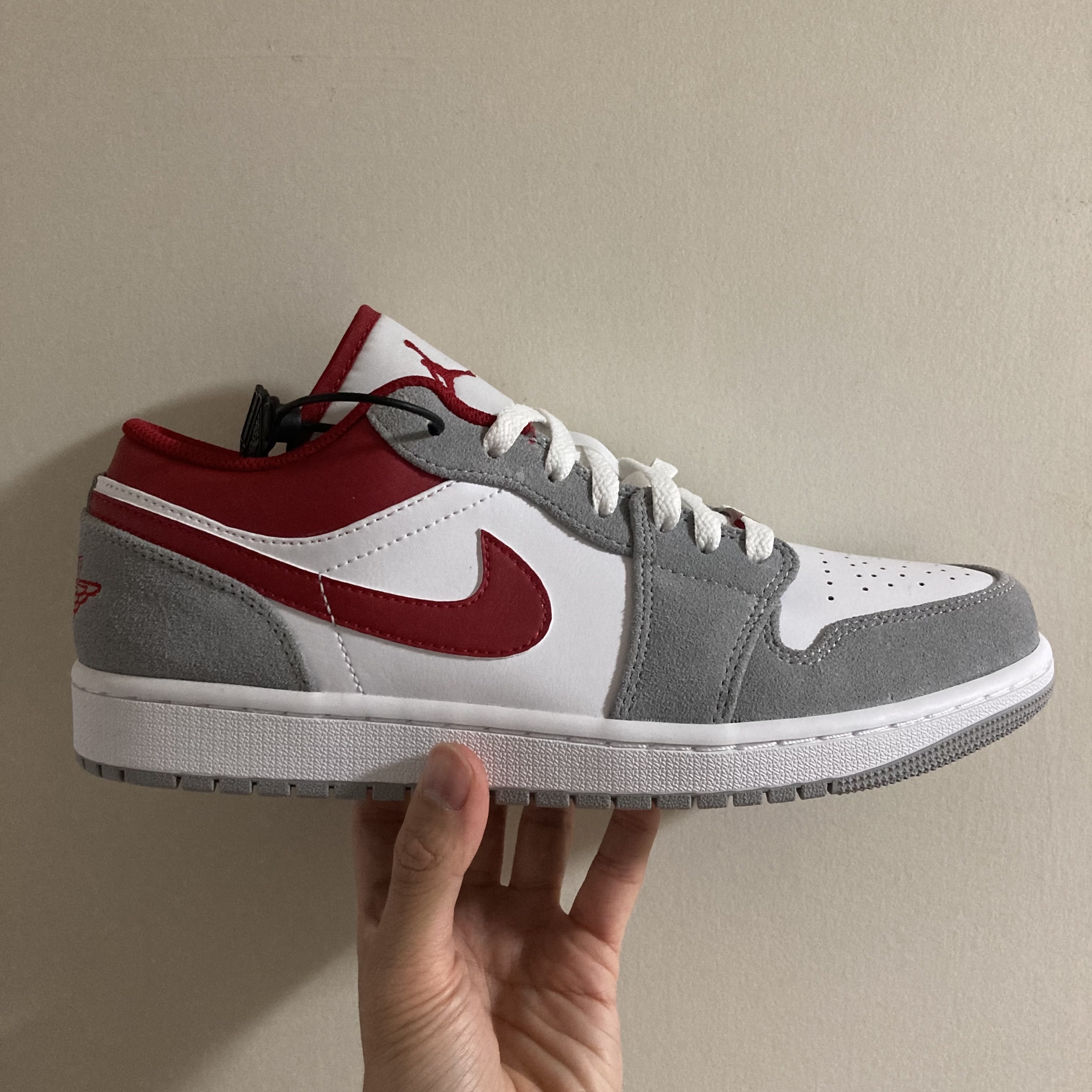 Jordan 1 Low SE Light Smoke Grey Gym Red 착용 스타일