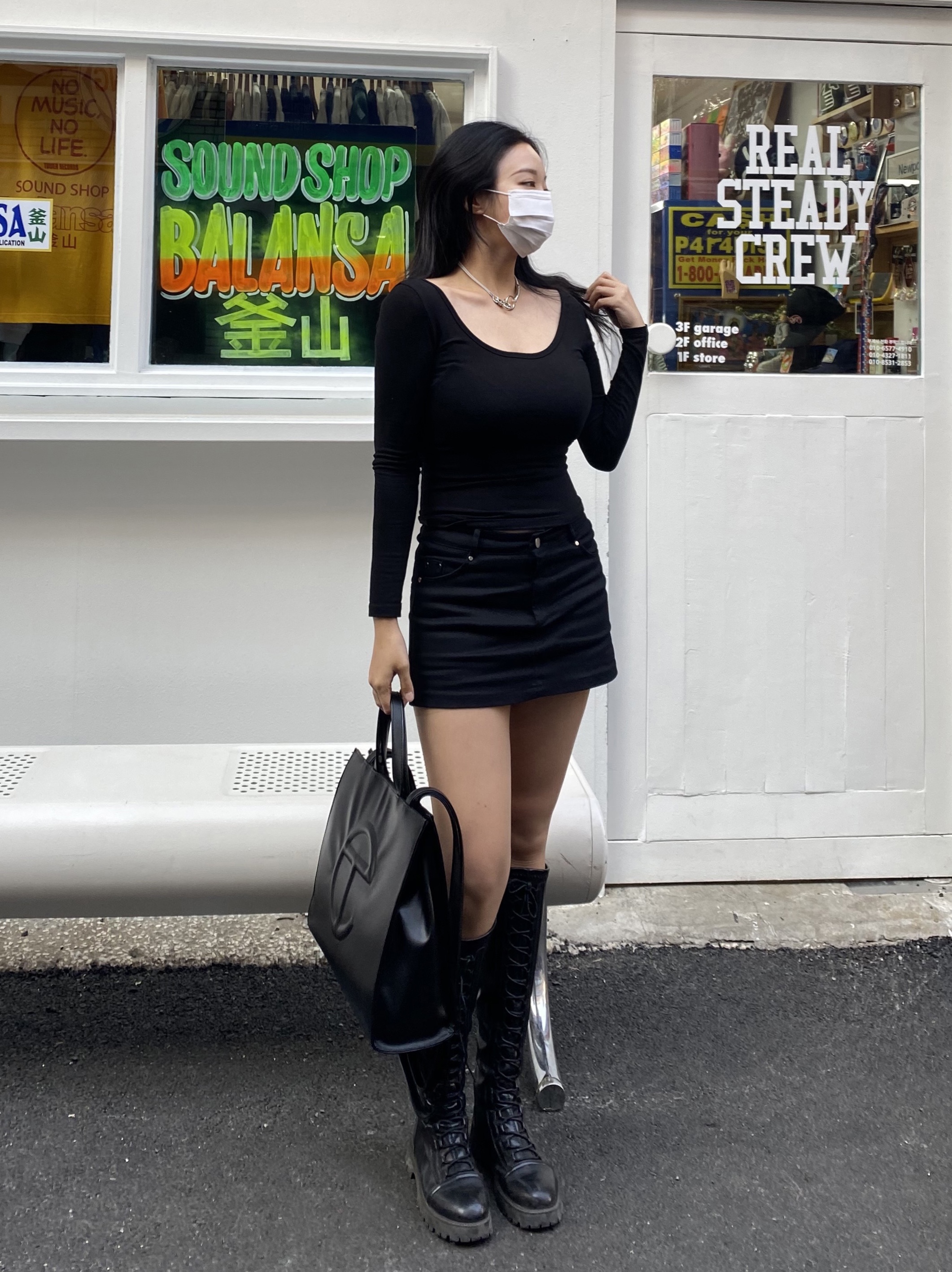 Telfar Medium Shopping Bag Black 착용 스타일