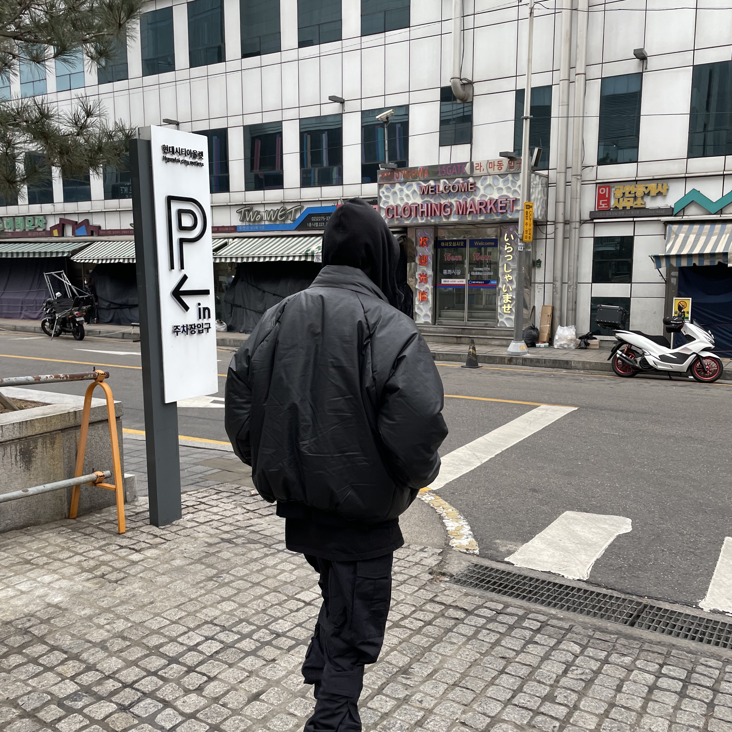 Yeezy Gap Round Jacket Black 착용 스타일 - 3