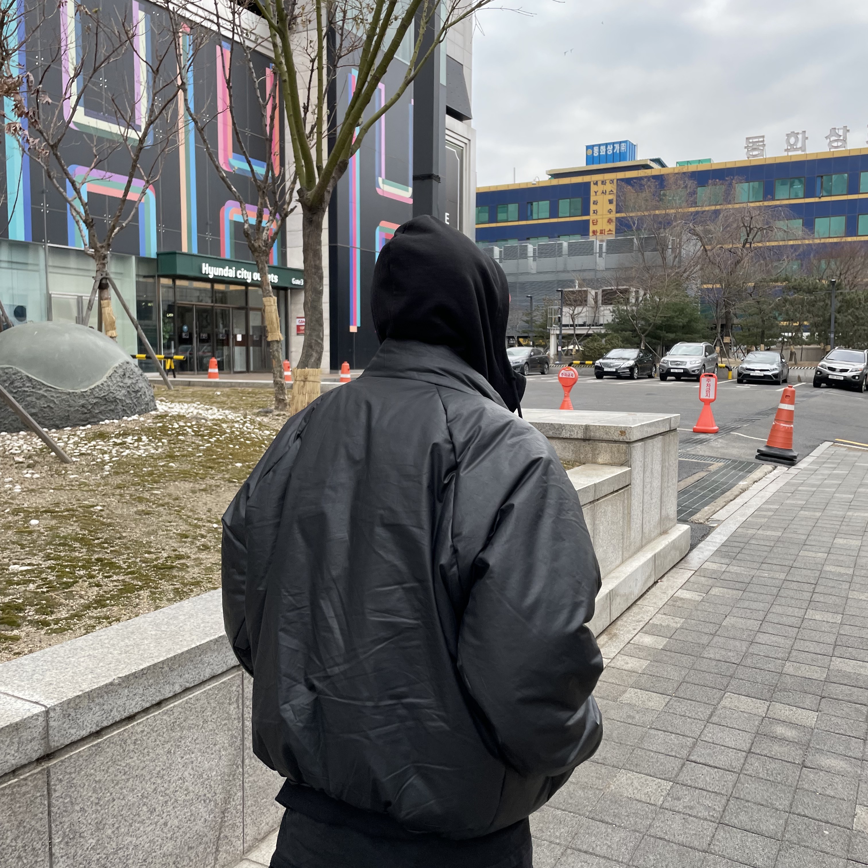 Yeezy Gap Round Jacket Black 착용 스타일 - 2