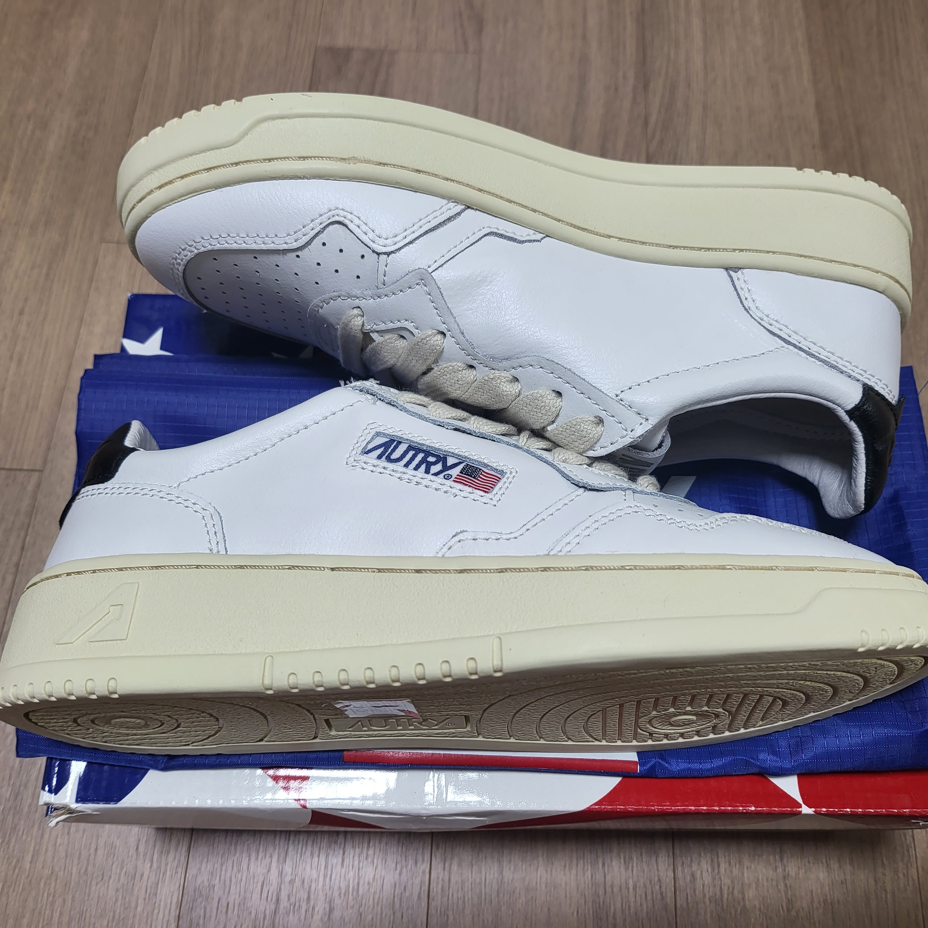 (W) Autry Medalist Low Leather Sneakers White Black, Autry Medalist Low Leather Sneakers White Black 착용 스타일 - 2