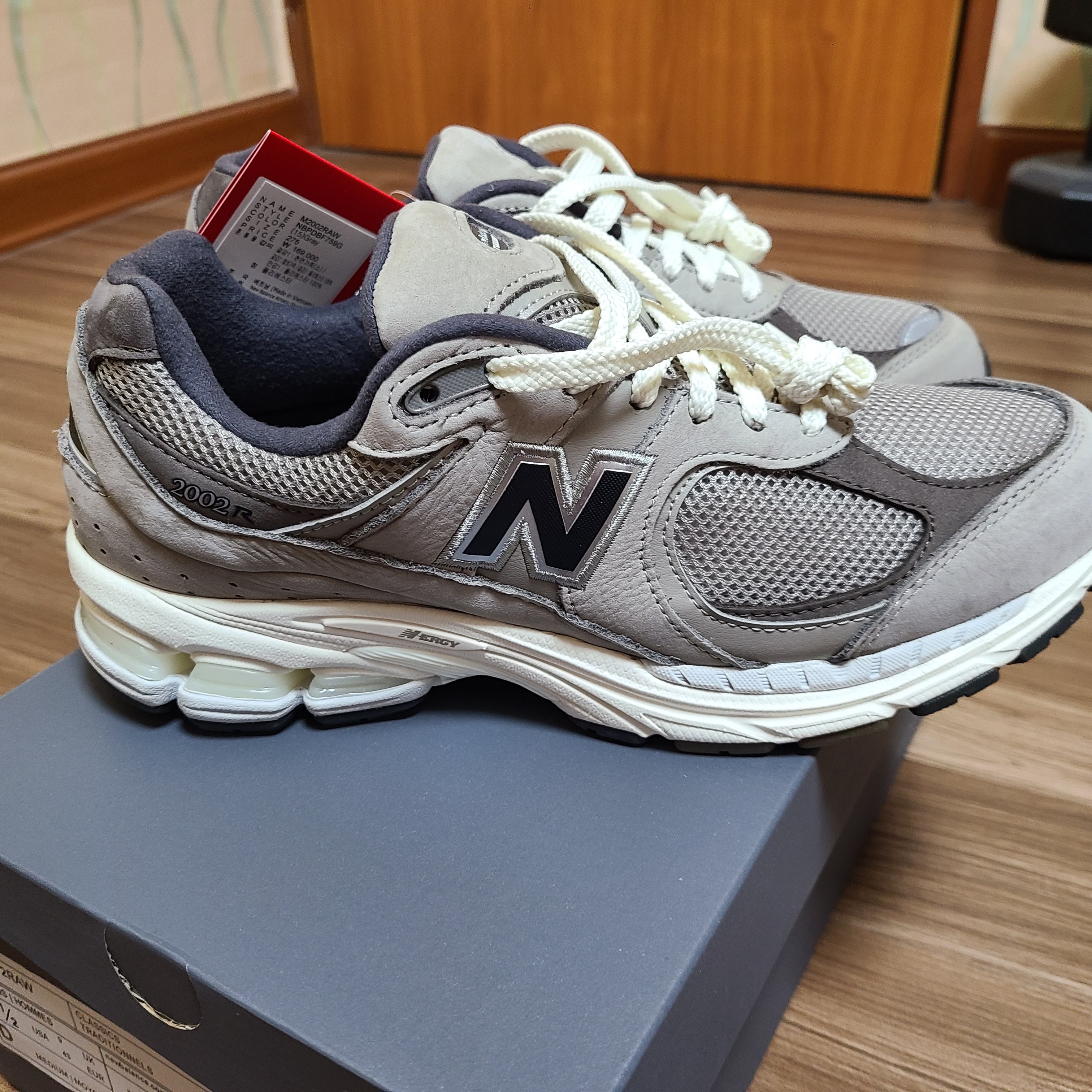 New Balance 2002 Warm Alpaca 착용 스타일 - 3