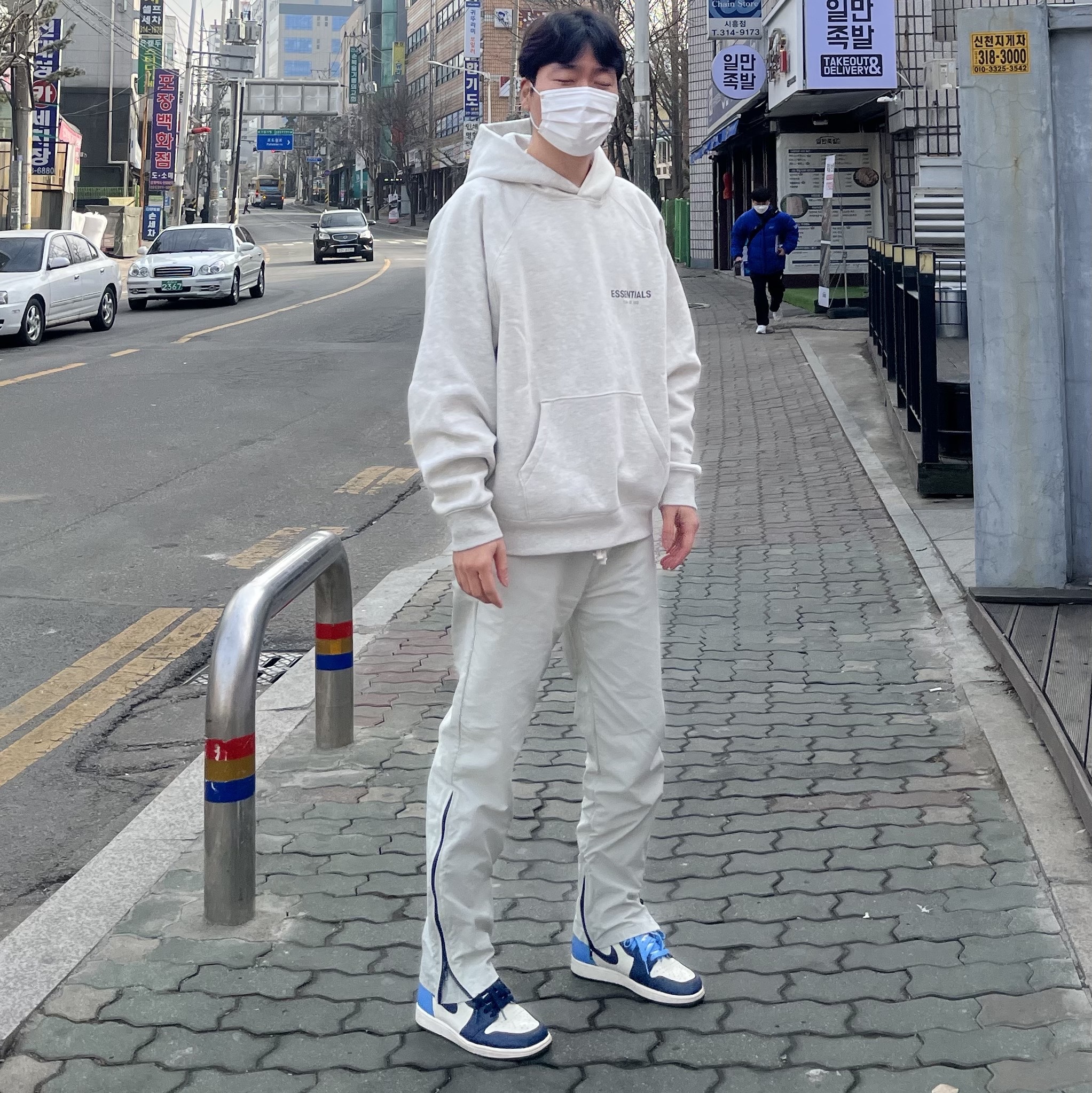 Essentials The Core Collection Pullover Hoodie Oatmeal, Jordan 1 Retro High Obsidian UNC 착용 스타일 - 2