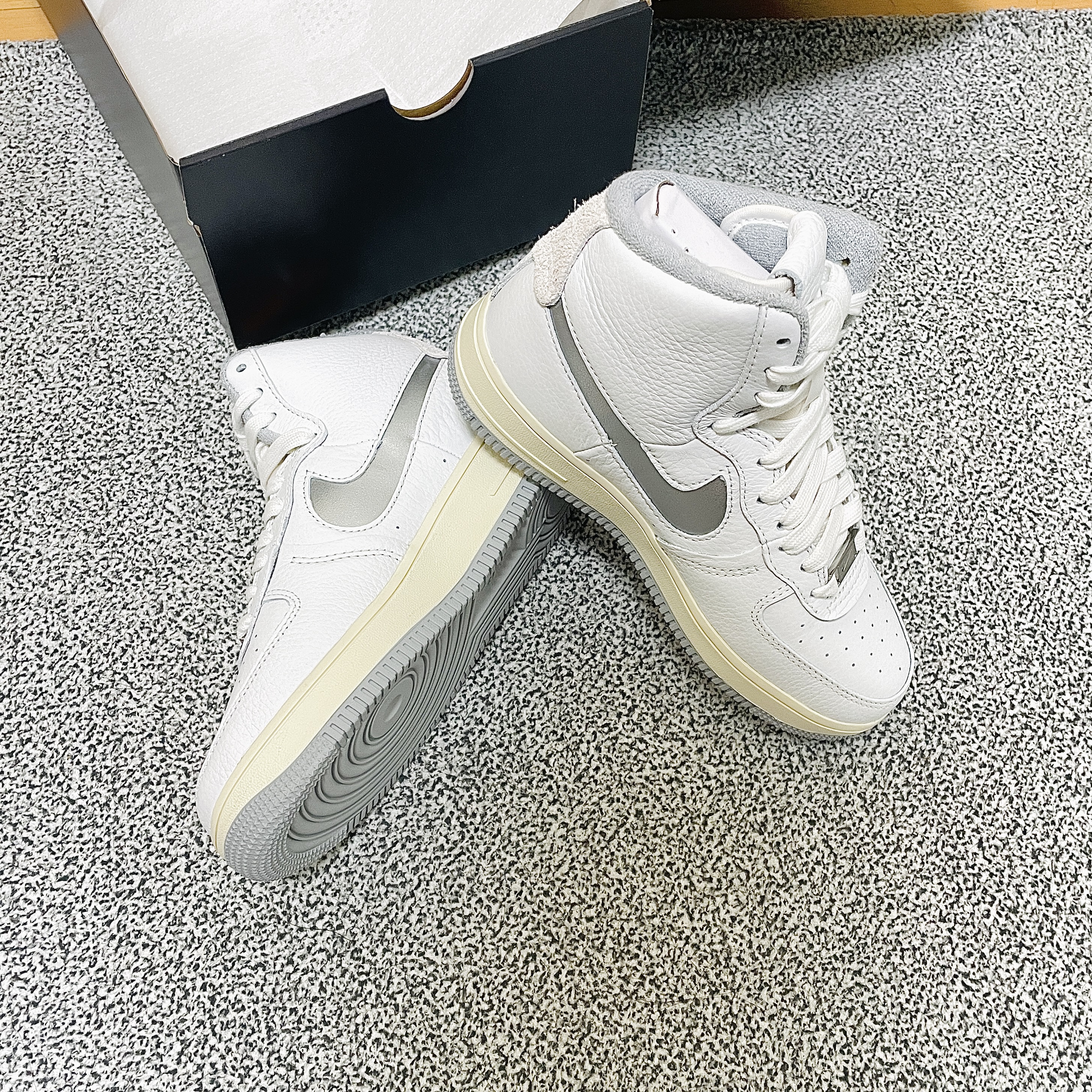 (W) Nike Air Force 1 High Sculpt Silver 착용 스타일 - 2