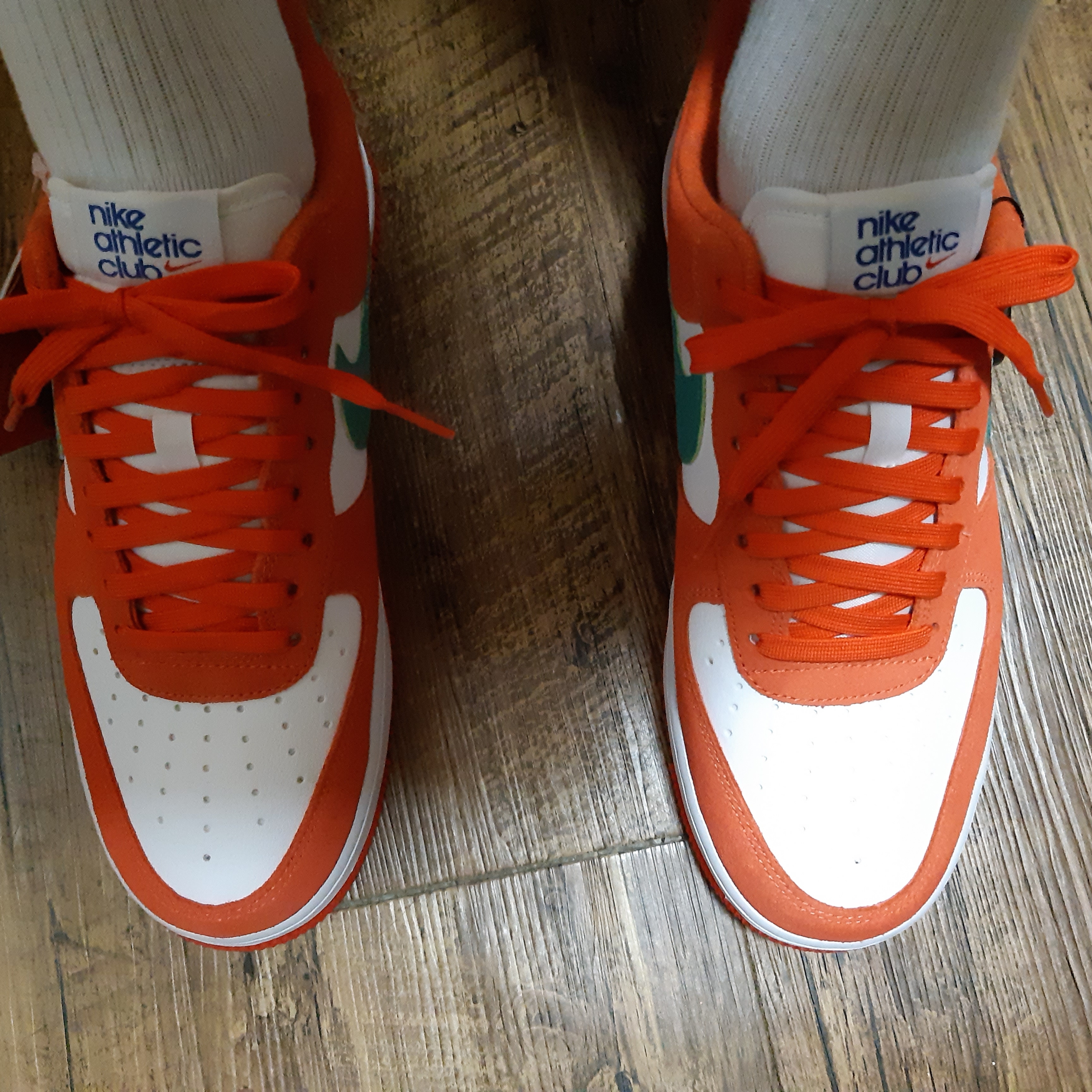 Nike Air Force 1 '07 LV8 Athletic Club Rush Orange Washed Teal 착용 스타일 - 2