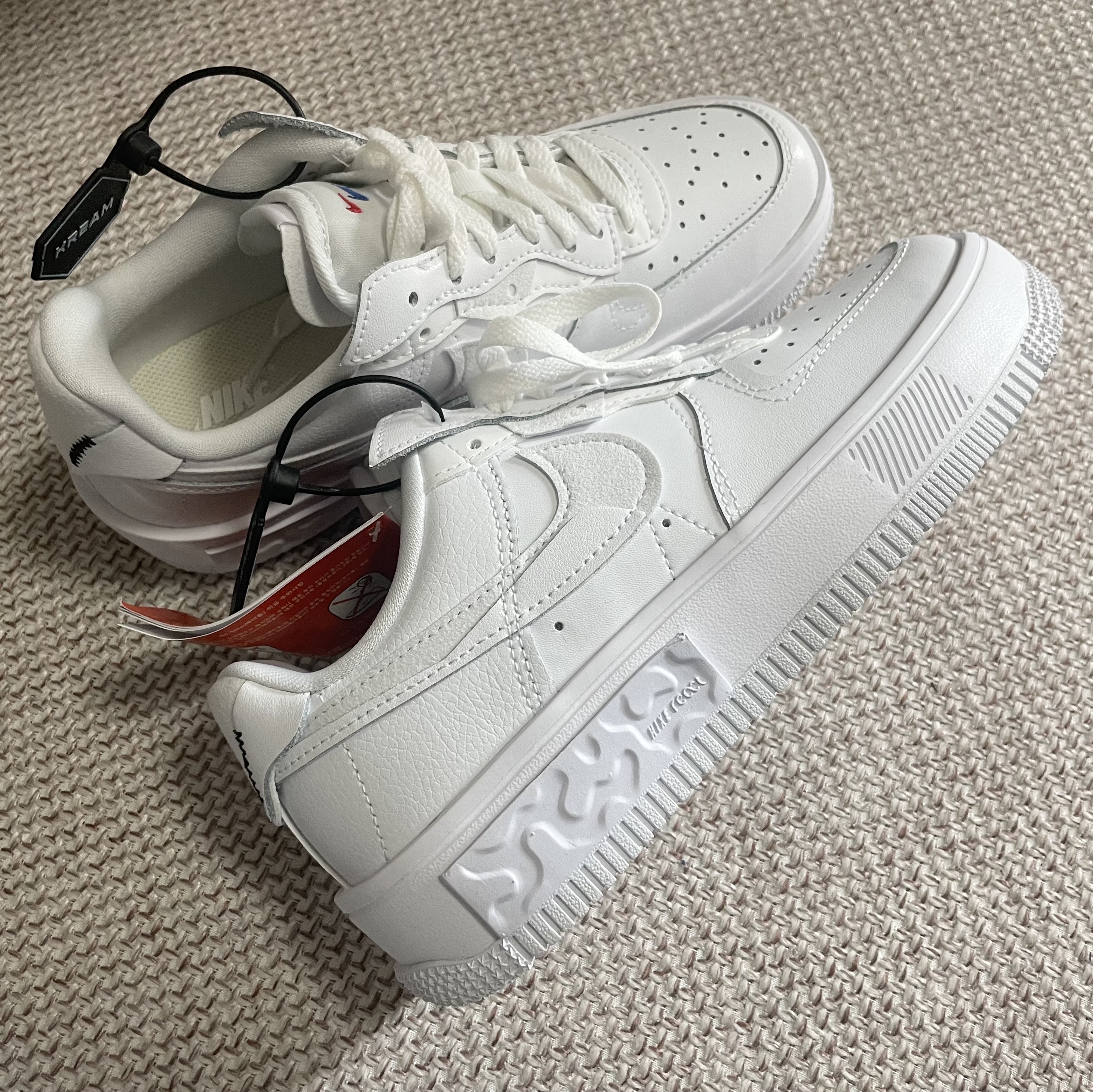 (W) Nike Air Force 1 Fontanka White 착용 스타일 - 1