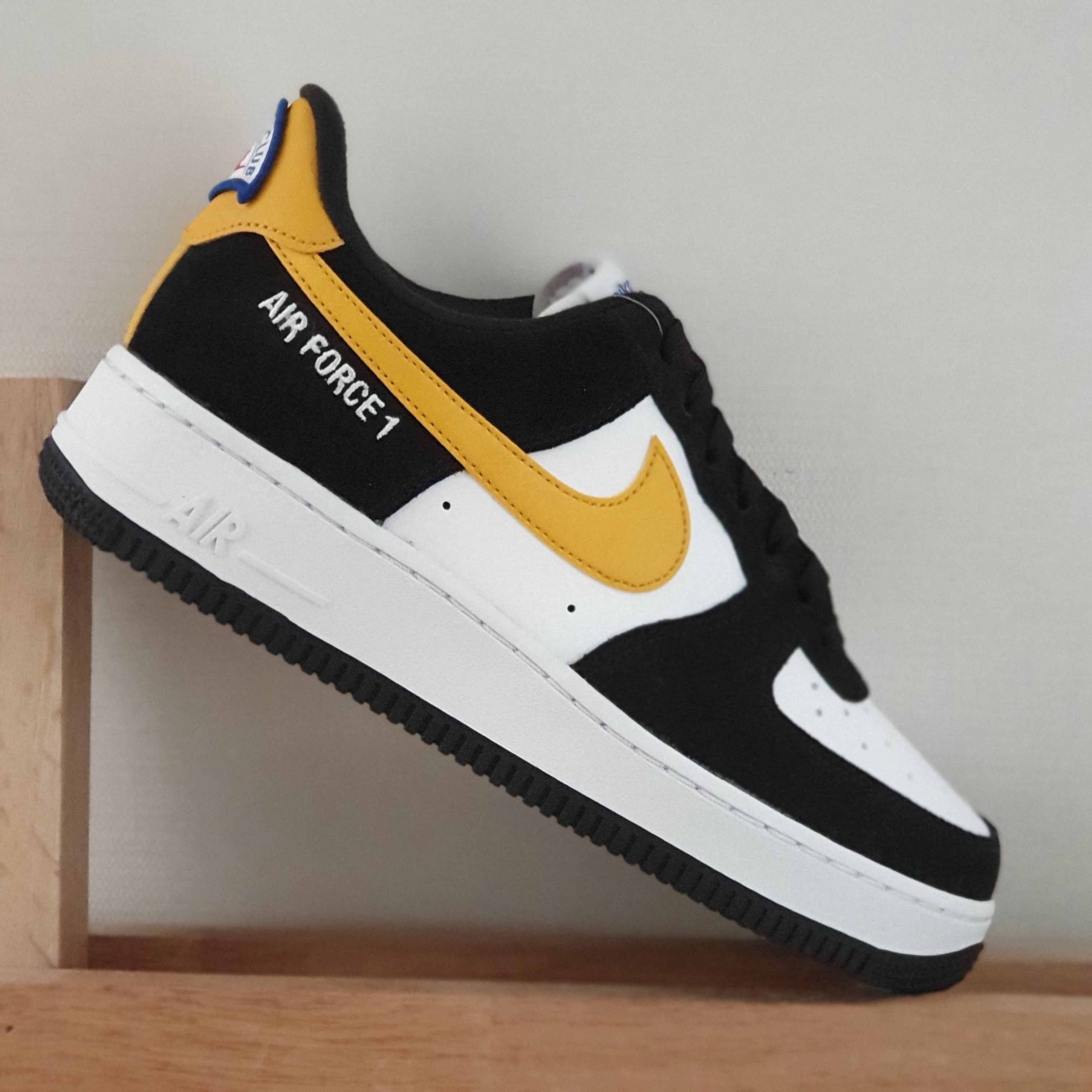 Nike Air Force 1 '07 LV8 Athletic Club Black Dark Sulfur 착용 스타일 - 2