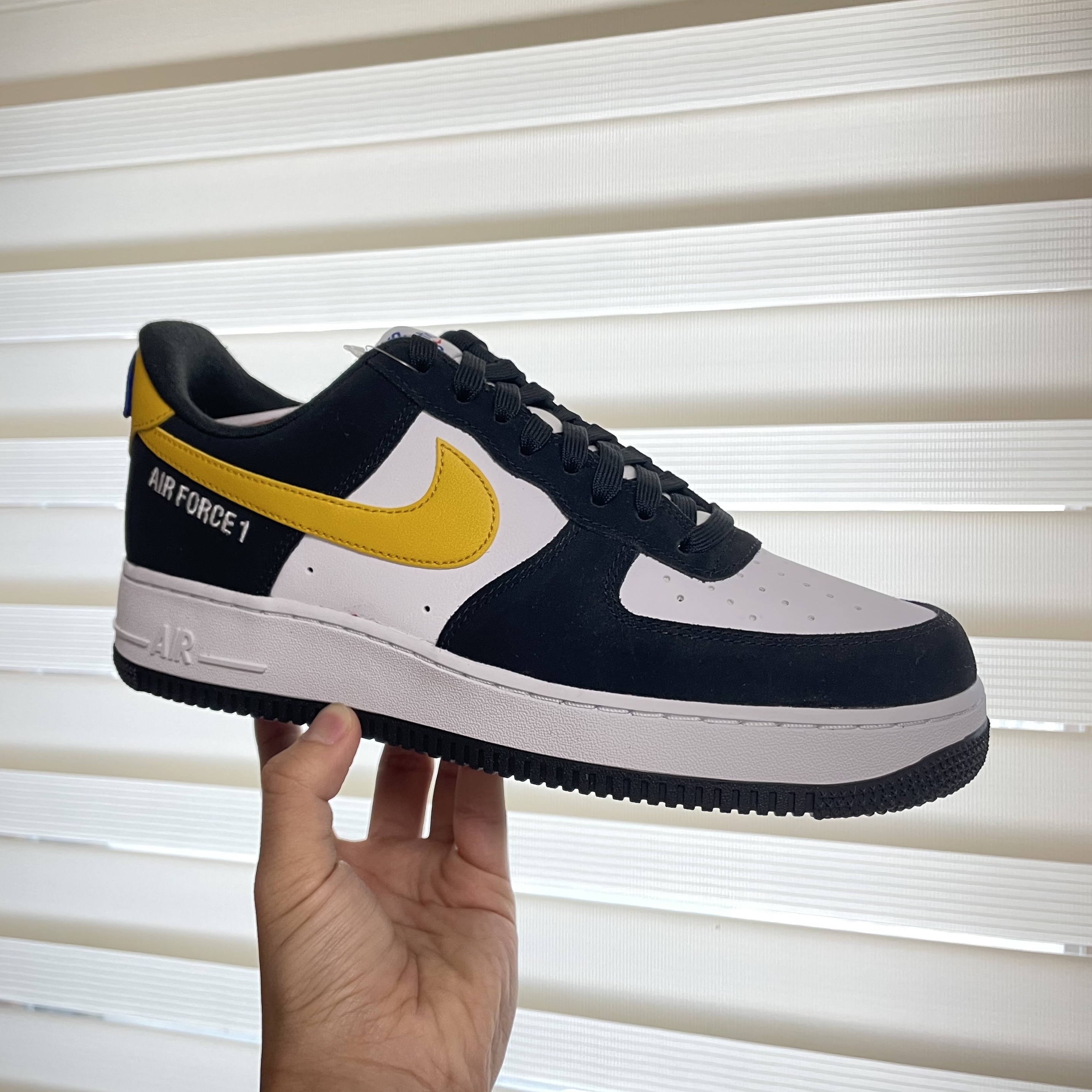 Nike Air Force 1 '07 LV8 Athletic Club Black Dark Sulfur 착용 스타일