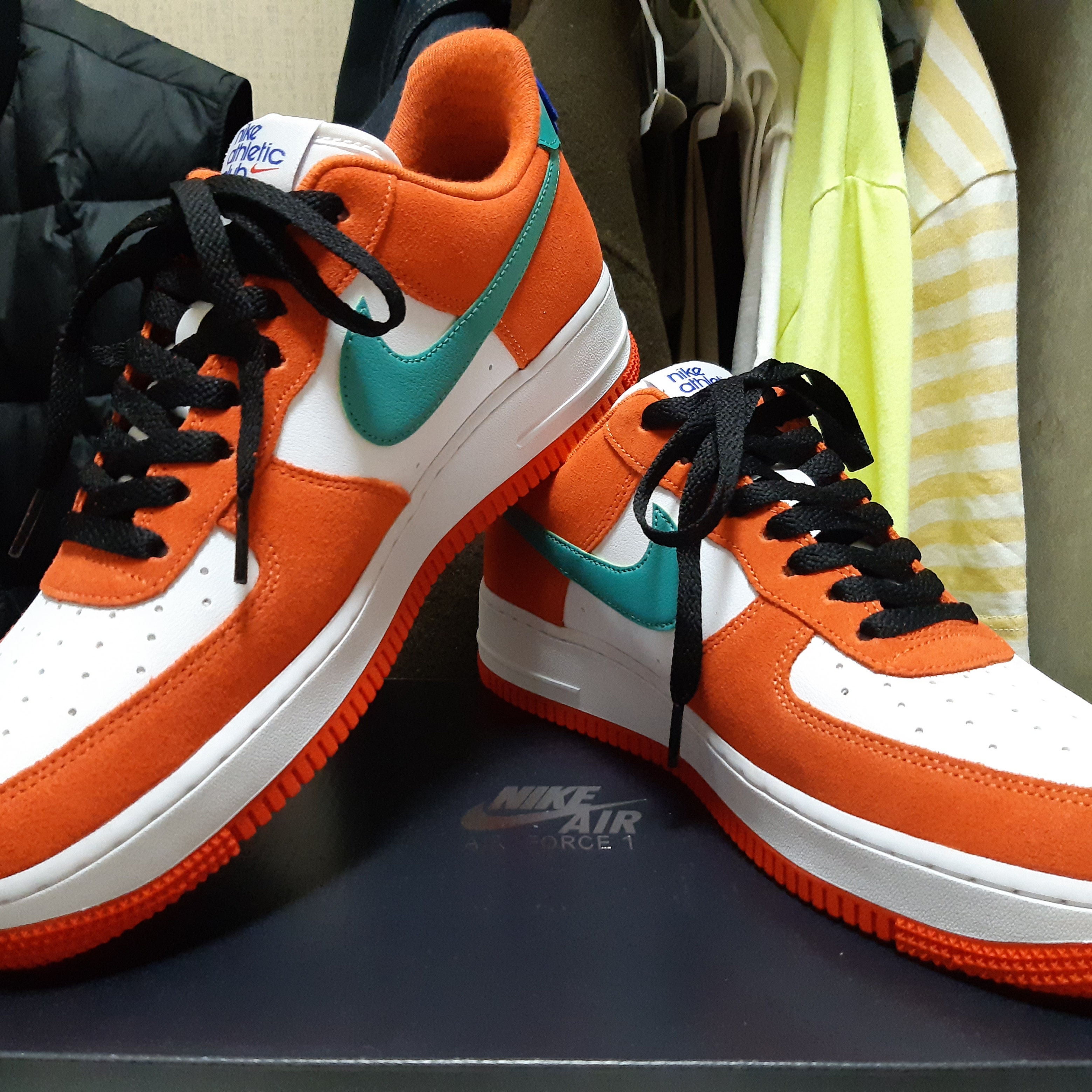Nike Air Force 1 '07 LV8 Athletic Club Rush Orange Washed Teal 착용 스타일 - 3
