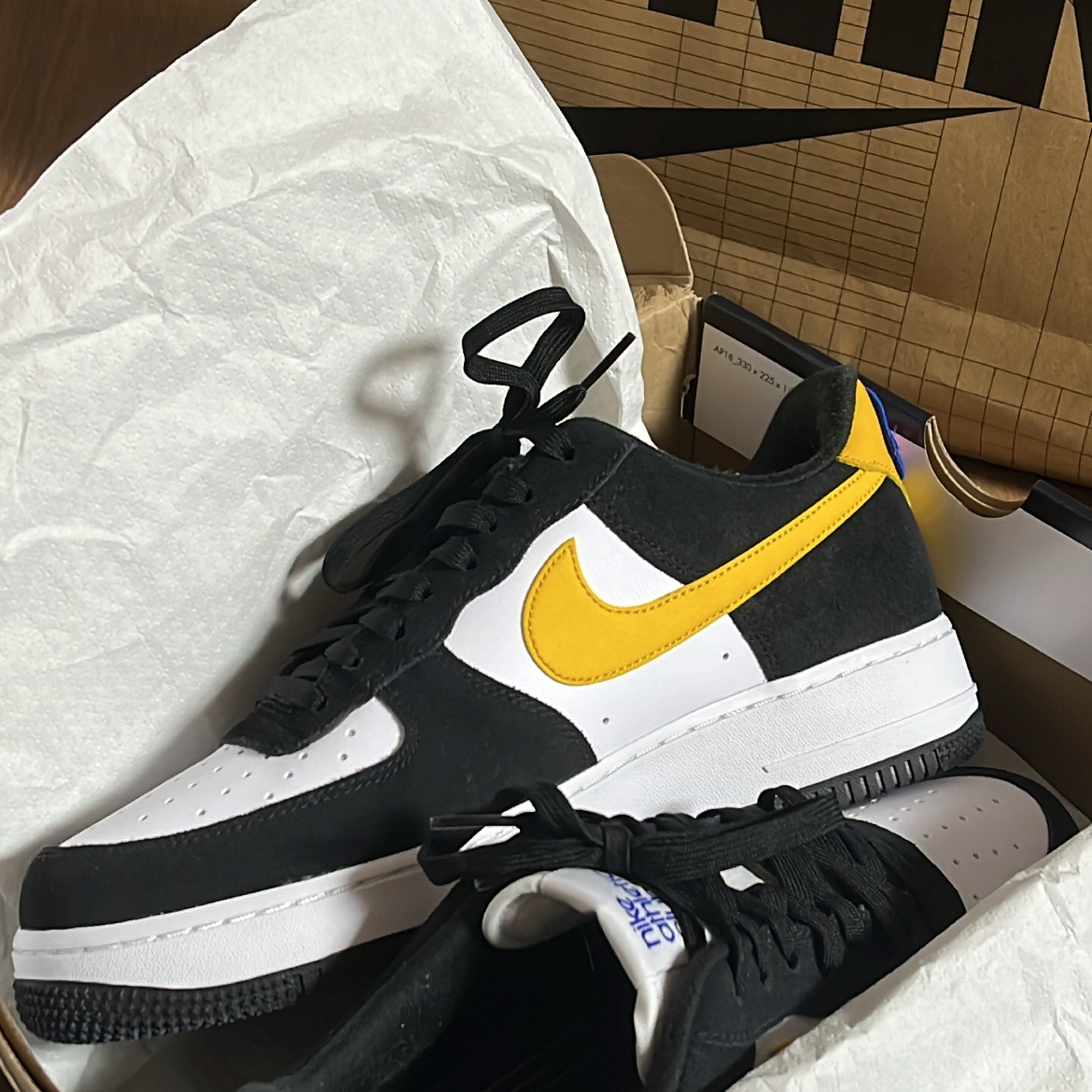 Nike Air Force 1 '07 LV8 Athletic Club Black Dark Sulfur 착용 스타일 - 2
