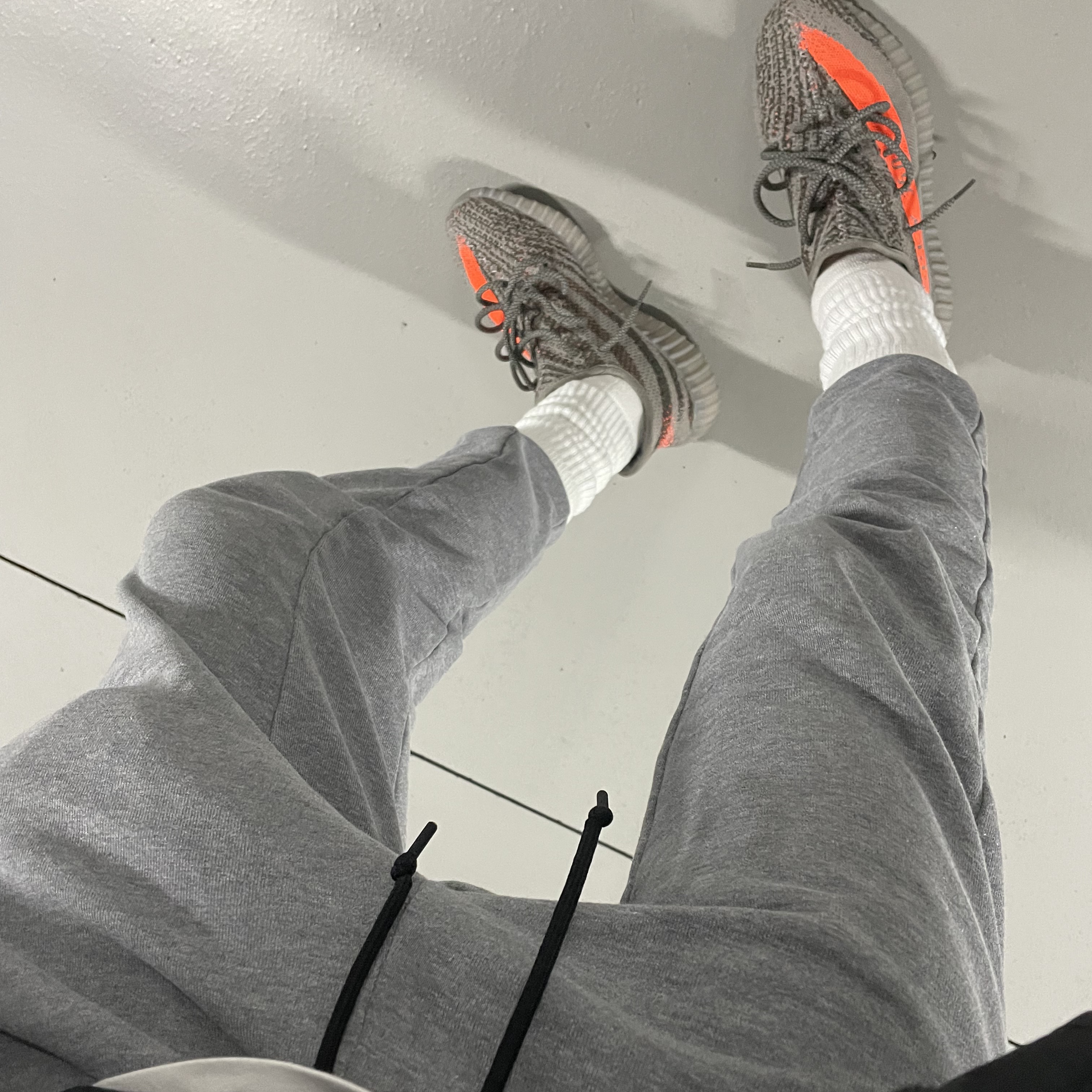 Stone Island 63020 Crewneck Sweatshirt Black - 21FW, Adidas Yeezy Boost 350 V2 Beluga - Reflective 착용 스타일 - 3
