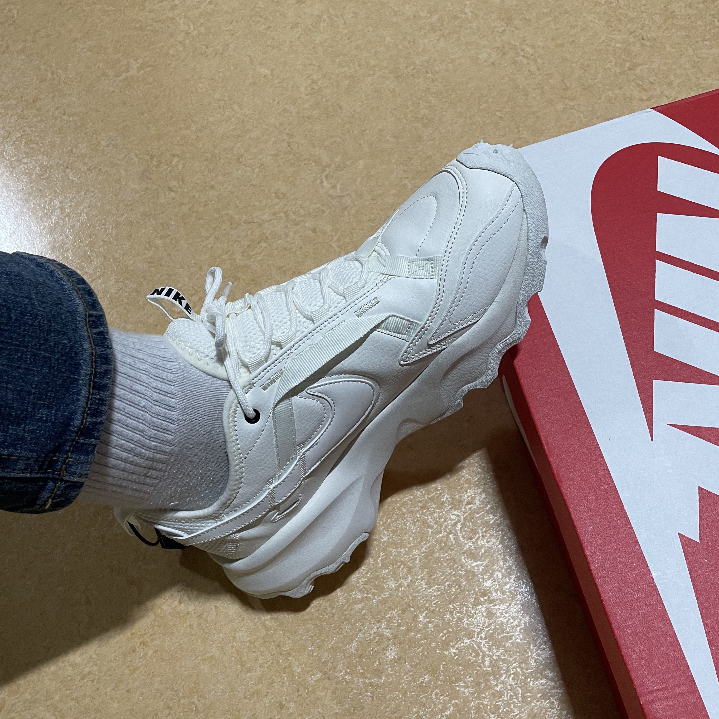 (W) Nike TC 7900 Summit White 착용 스타일 - 2