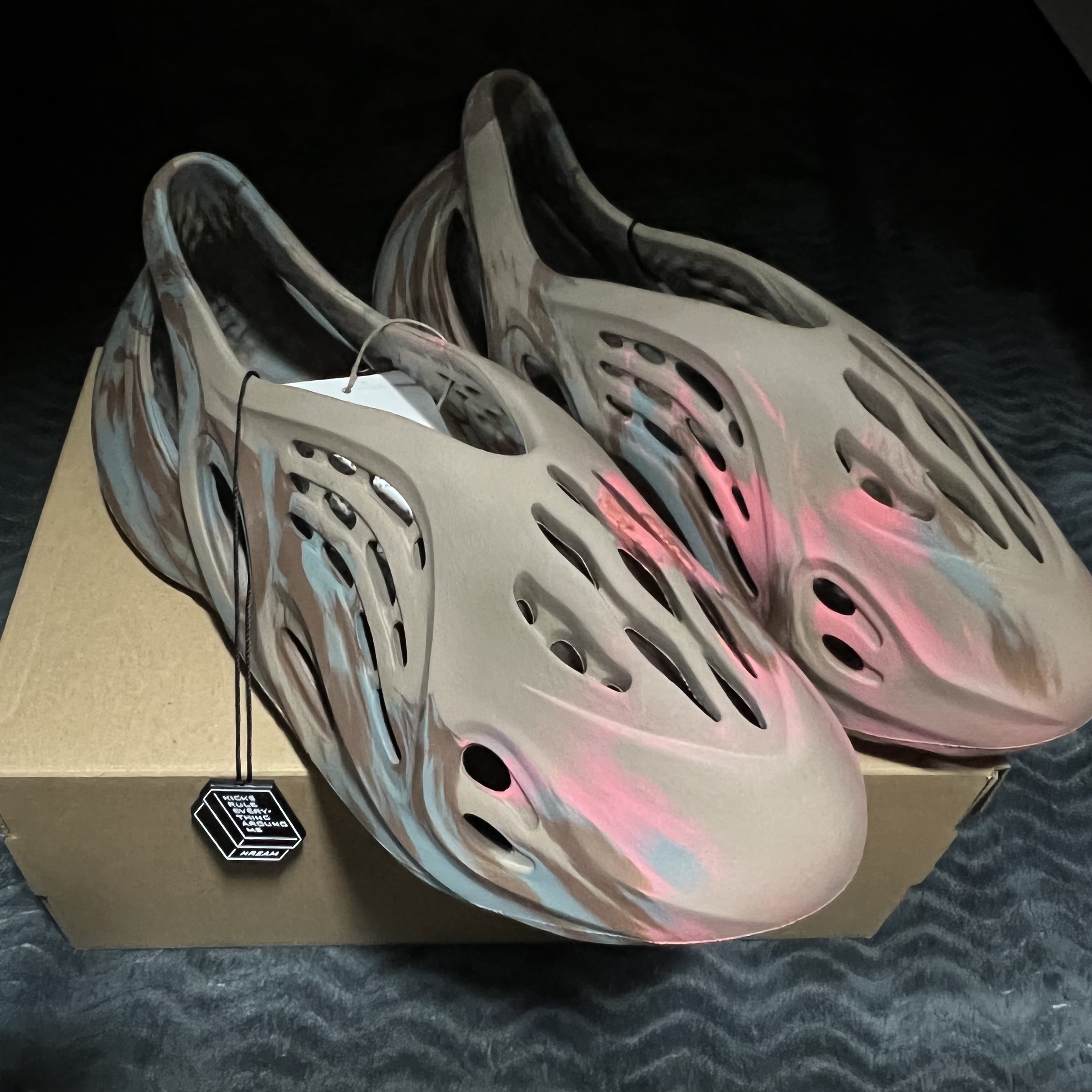 Adidas Yeezy Foam RNNR MX Sand Grey 착용 스타일
