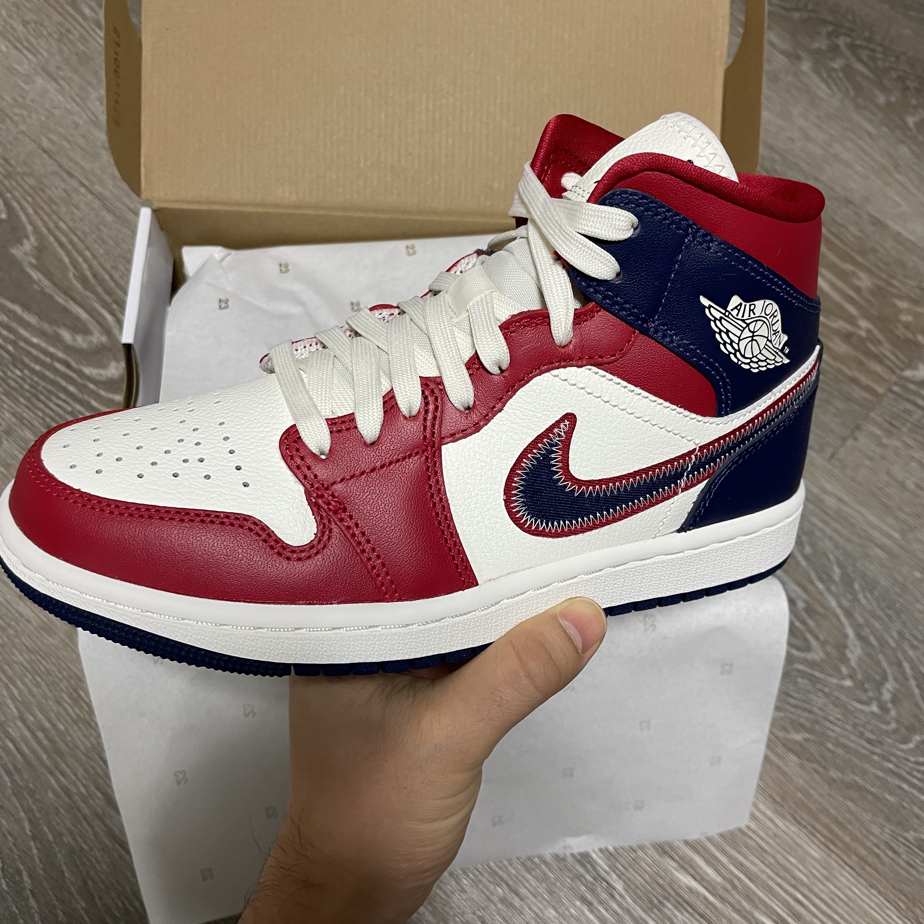 (W) Jordan 1 Mid SE Gym Red Midnight Navy 착용 스타일