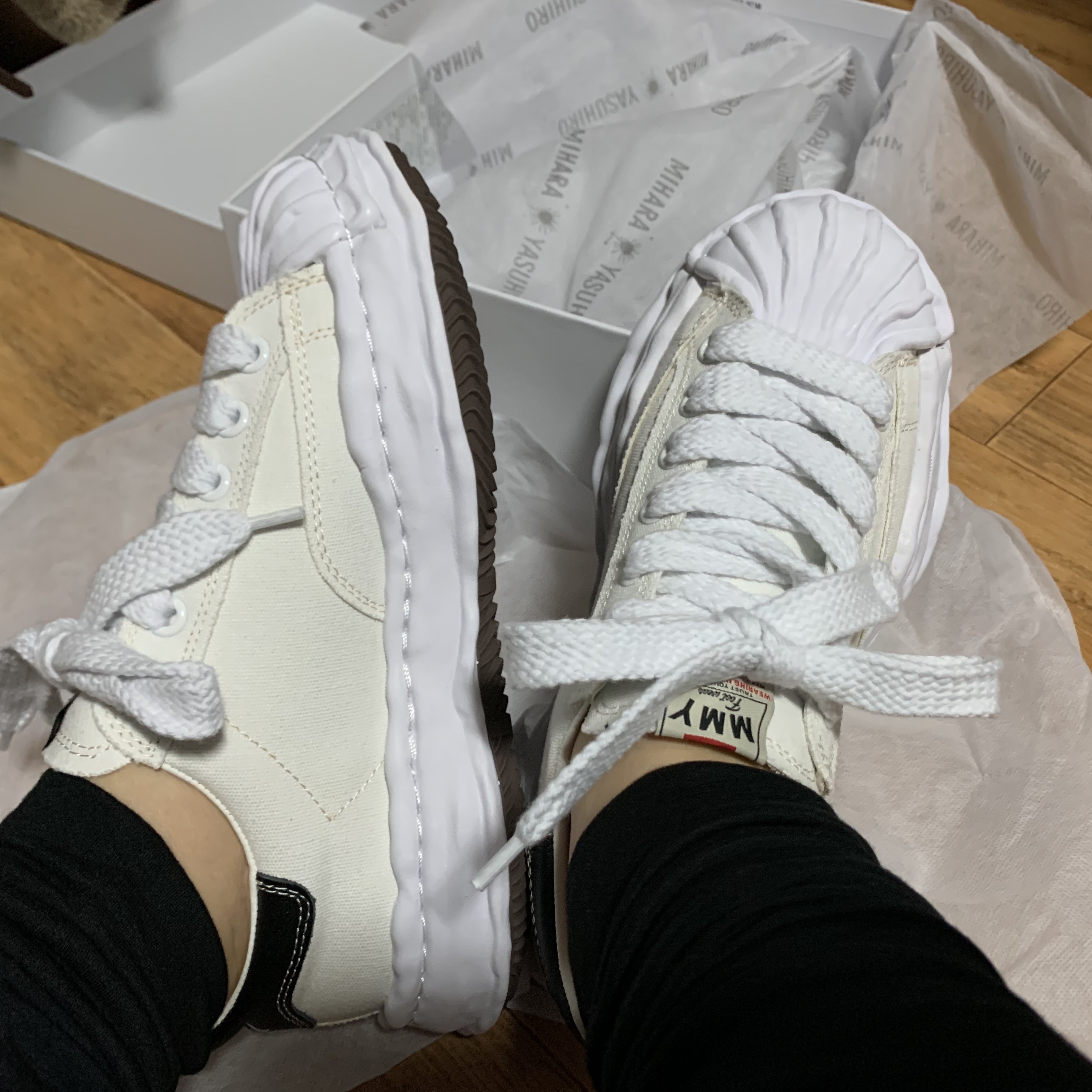 Maison Mihara Yasuhiro Blakey OG Sole Canvas Low-top Sneakers White 착용 스타일 - 3