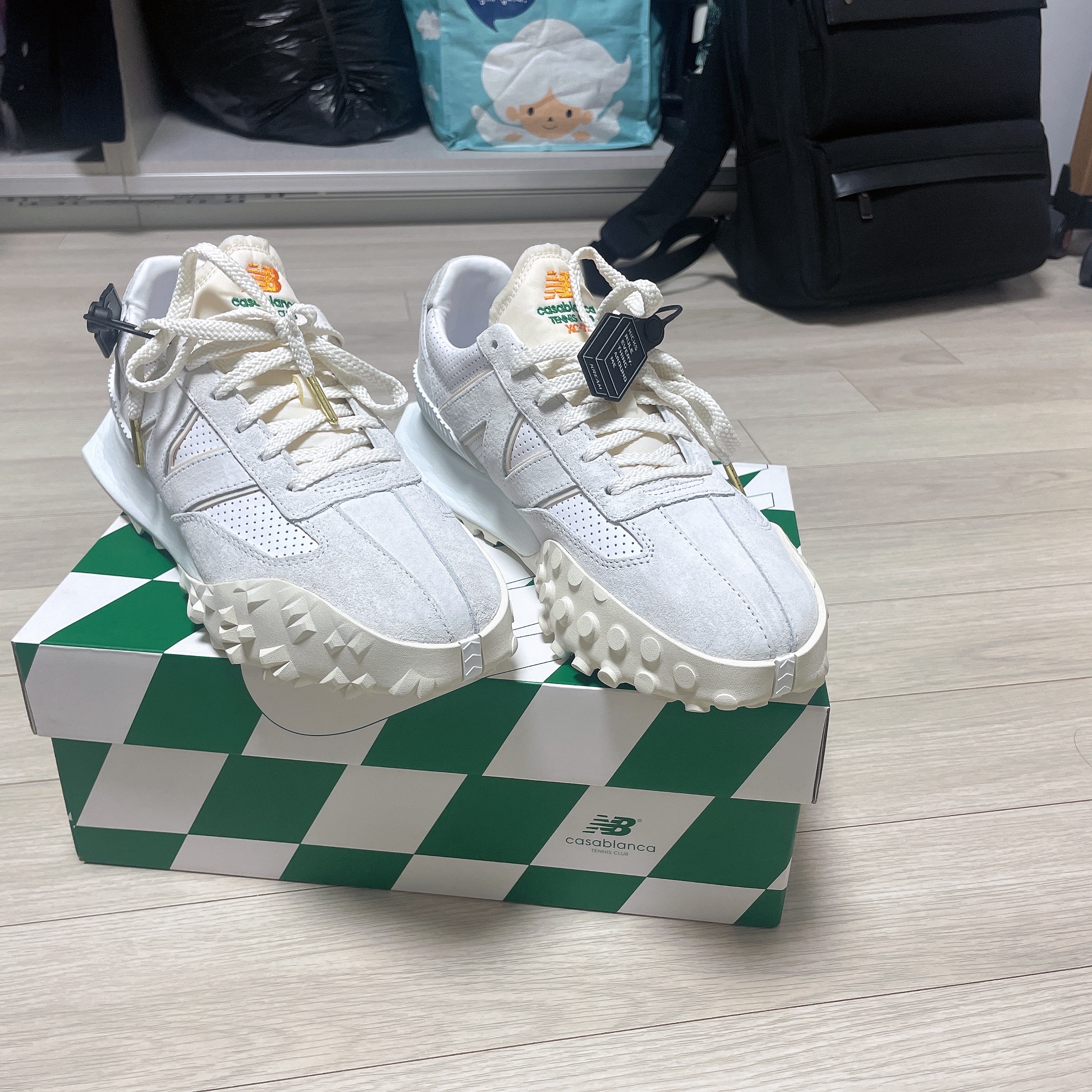 New Balance x Casablanca XC-72 Marshmallow Brilliant White 착용 스타일 - 4