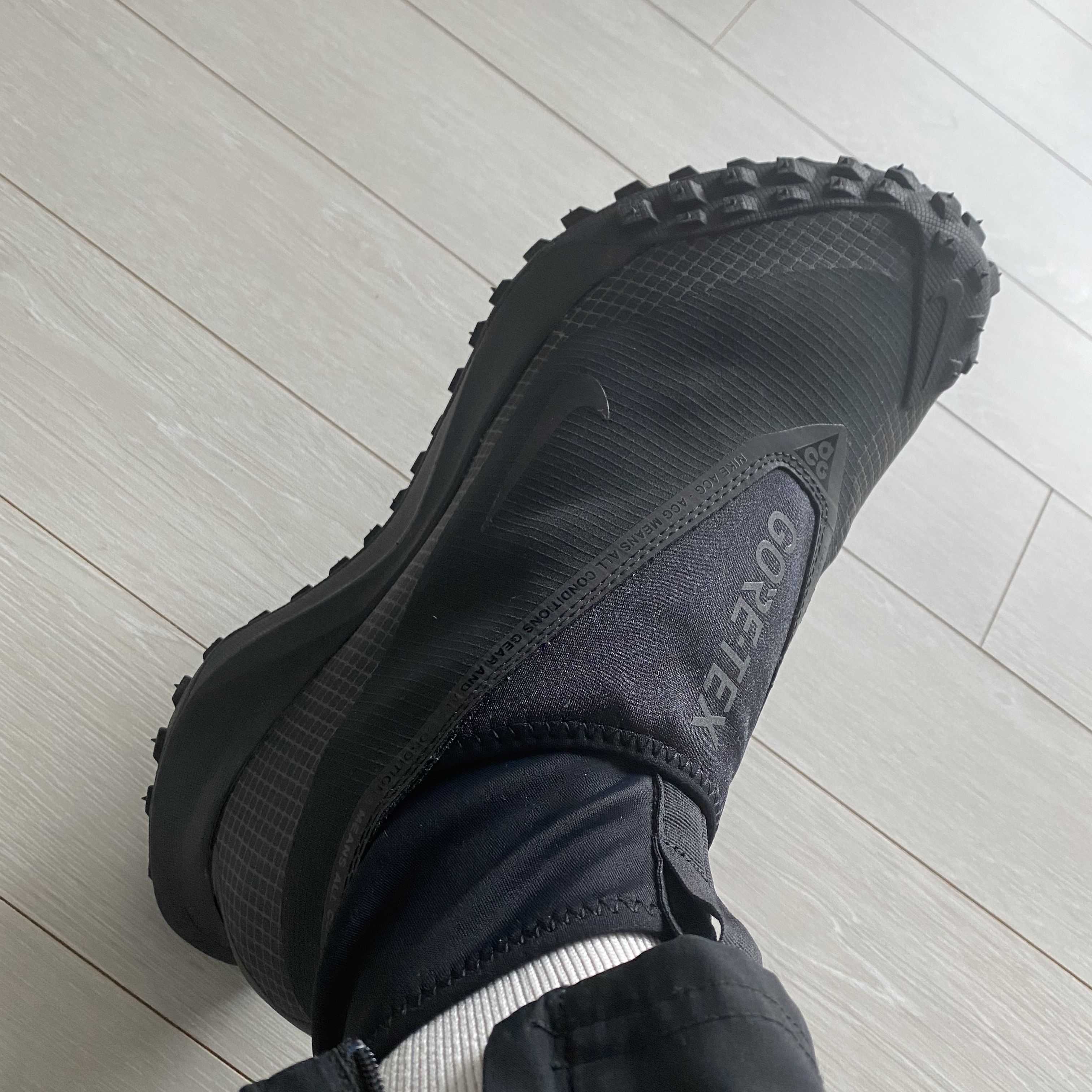 Nike ACG Mountain Fly Gore-Tex Black and Dark Grey 착용 스타일 - 2