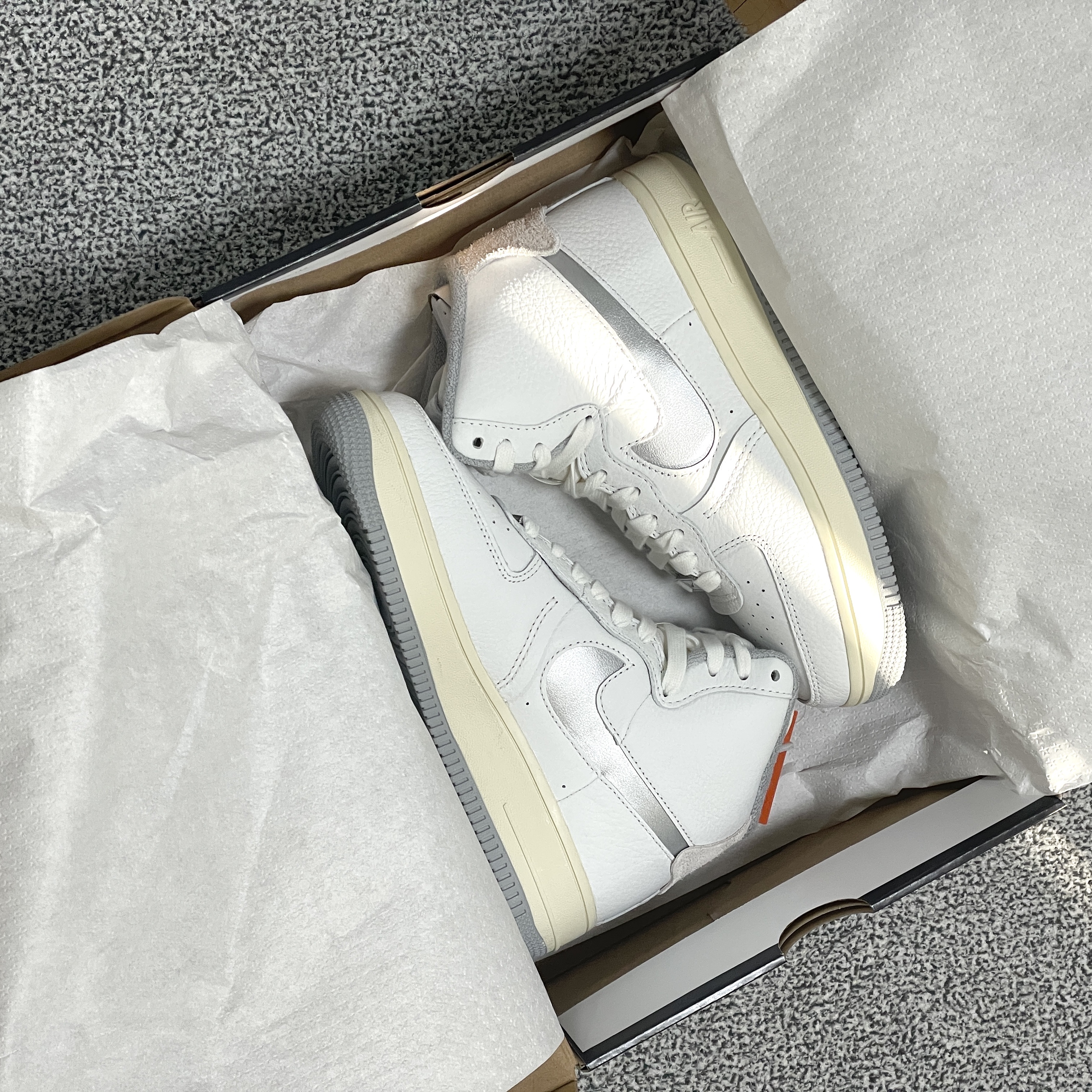 (W) Nike Air Force 1 High Sculpt Silver 착용 스타일 - 1