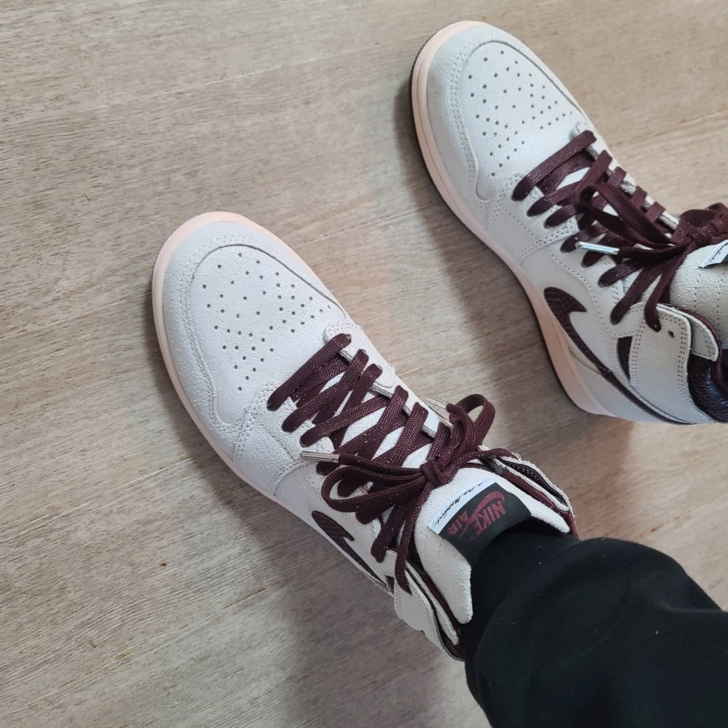 Jordan 1 x A Ma Maniere Retro High OG SP Sail and Burgundy 착용 스타일 - 1