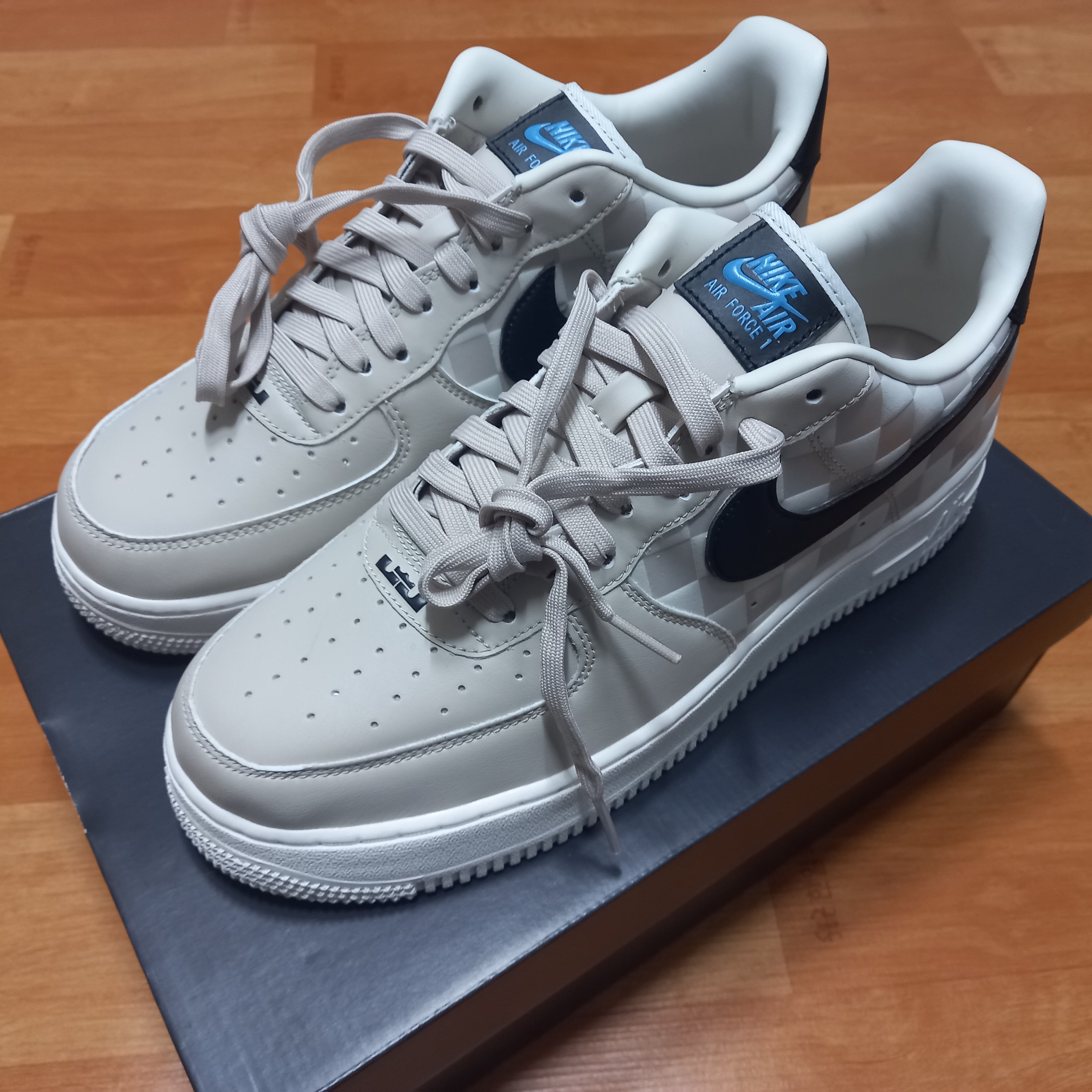Nike Air Force 1 '07 QS LBJ 착용 스타일 - 1