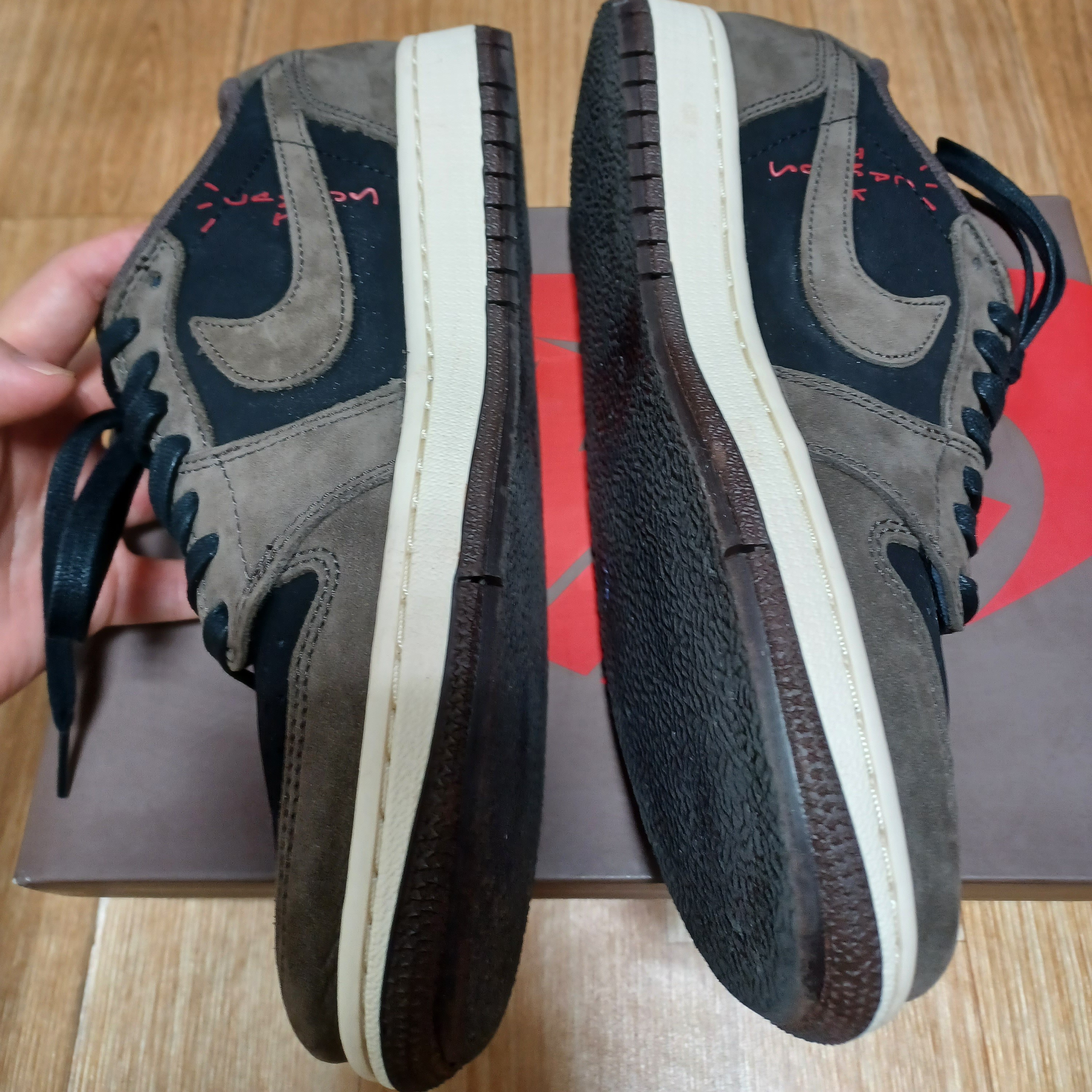 Jordan 1 x Travis Scott Retro Low OG SP Mocha 착용 스타일 - 2