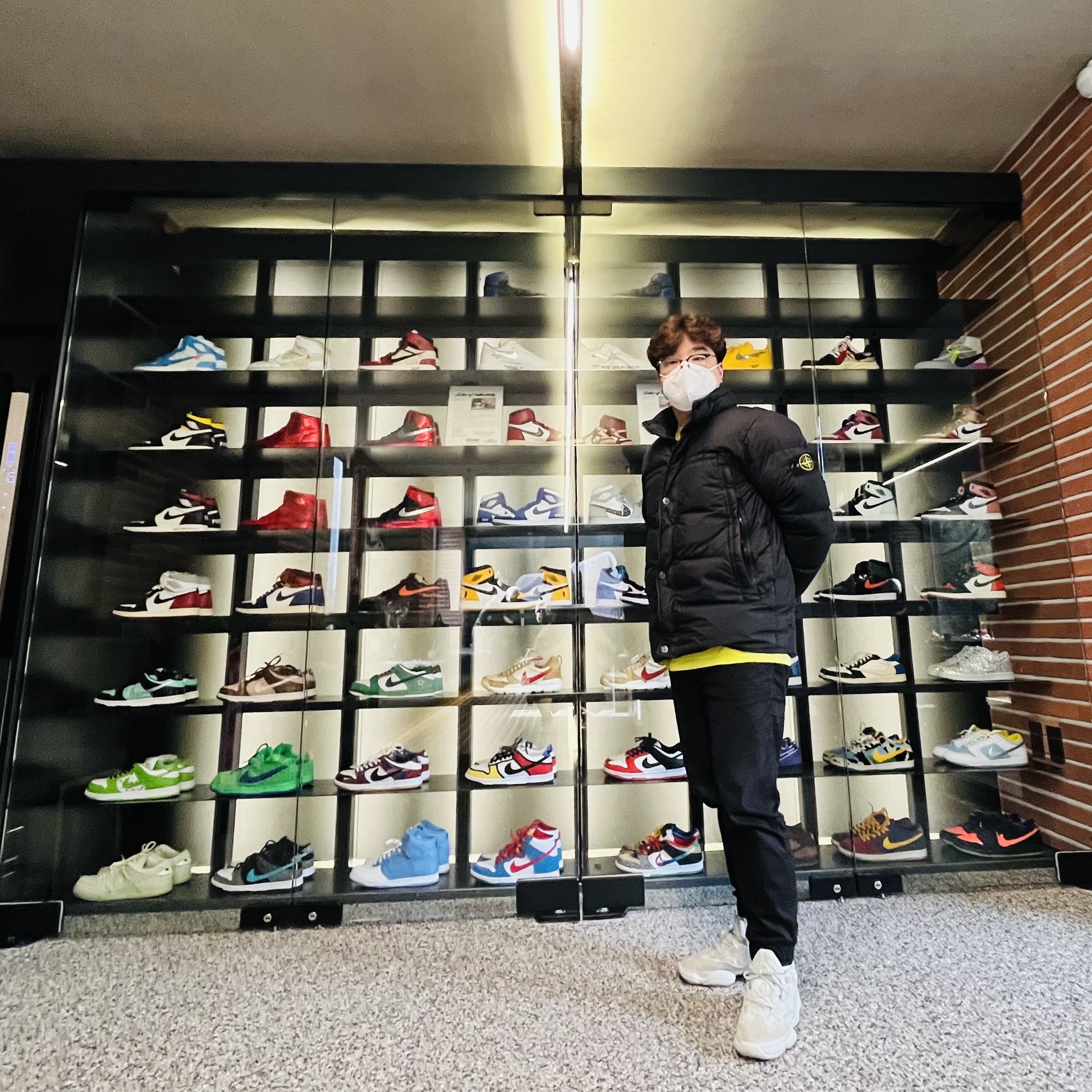 Adidas Yeezy 500 Salt, Stone Island 40123 Garment Dyed Crinkle Reps Down Jacket Black - 20FW 착용 스타일