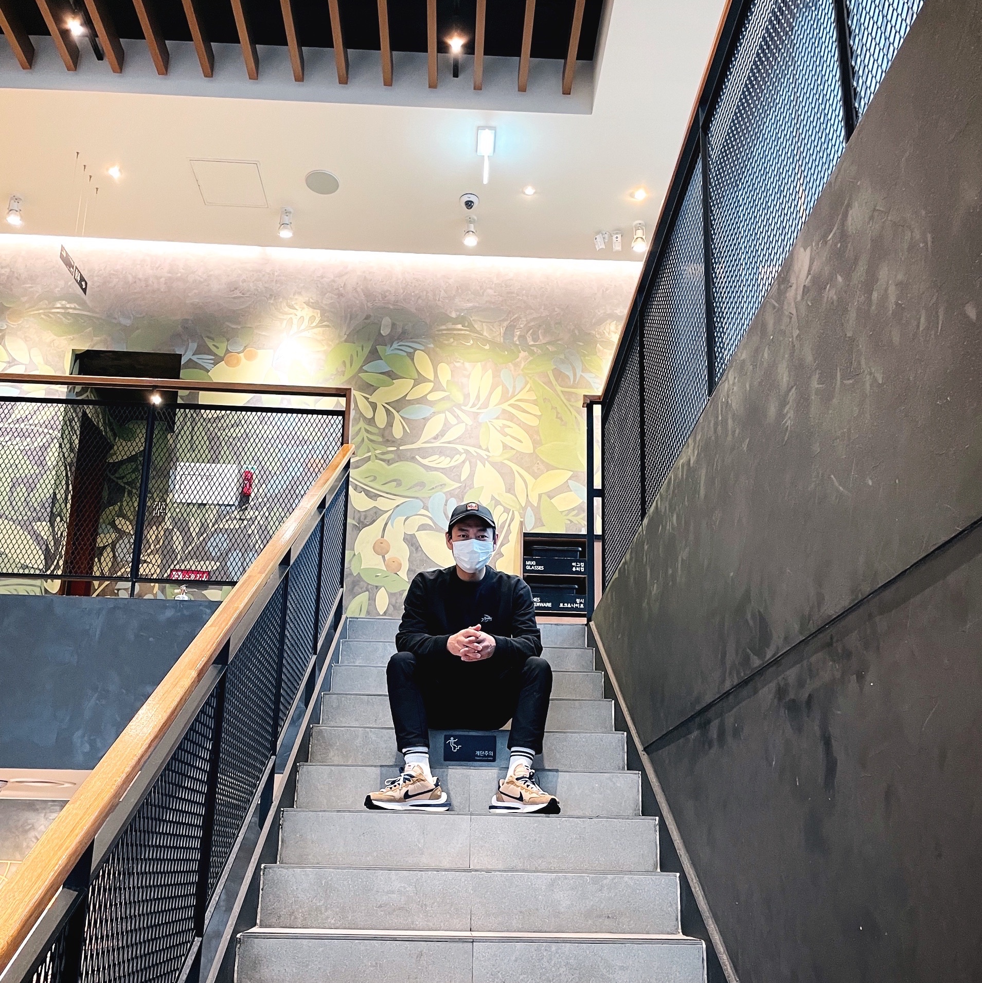 Nike x Sacai VaporWaffle Sesame and Blue Void 착용 스타일