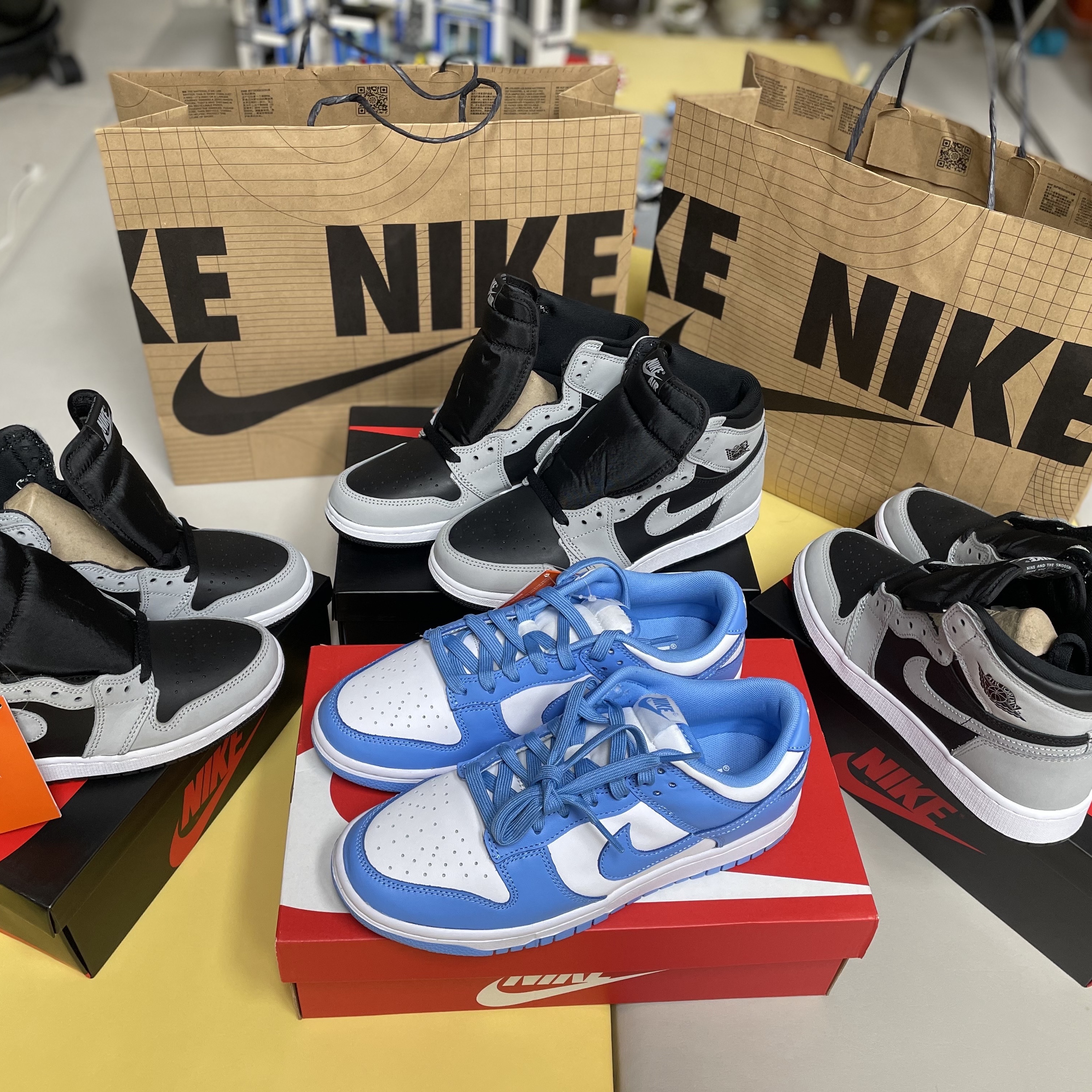 Jordan 1 Retro High OG Shadow 2.0, Nike Dunk Low Retro University Blue 착용 스타일